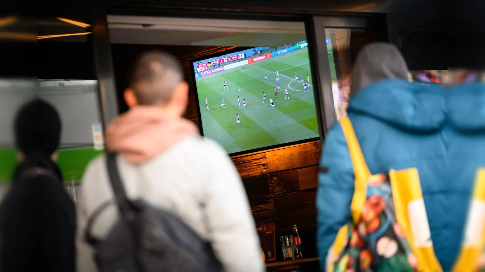 Viele Spiele bei der WM starten erst nach Mitternacht - und damit zu einer ungünstigen Zeit für die Gastronomie. (Archivbild: Jonas Walzberg/dpa)