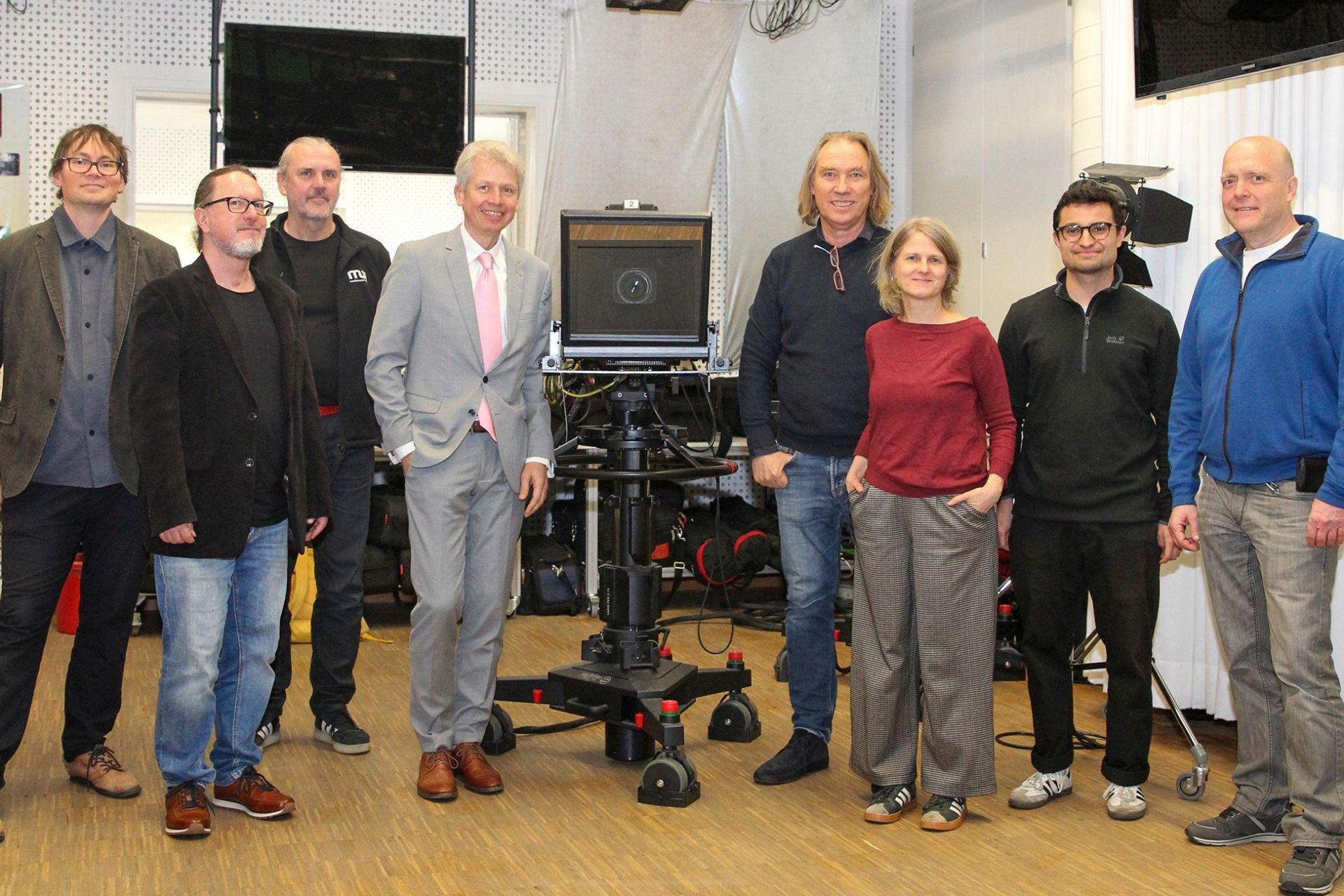 Die Medienwerkstatt Franken wird innovativer Lern-Ort der OTH Amberg-Weiden. Die Filmemacher aus Nürnberg besichtigten das Filmstudio der OTH Amberg-Weiden. (Bild: OTH Amberg-Weiden)