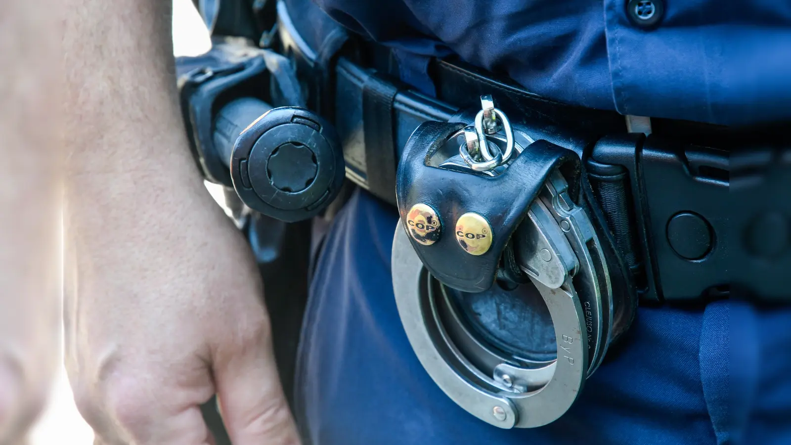 So hilflos, wie es schien, war ein Mann, der in Schlicht auf dem Gehweg lag, nicht: Er ging auf Rettungsdienst und Polizei los und war kaum zu bändigen.  (Symbolbild: Petra Hartl)