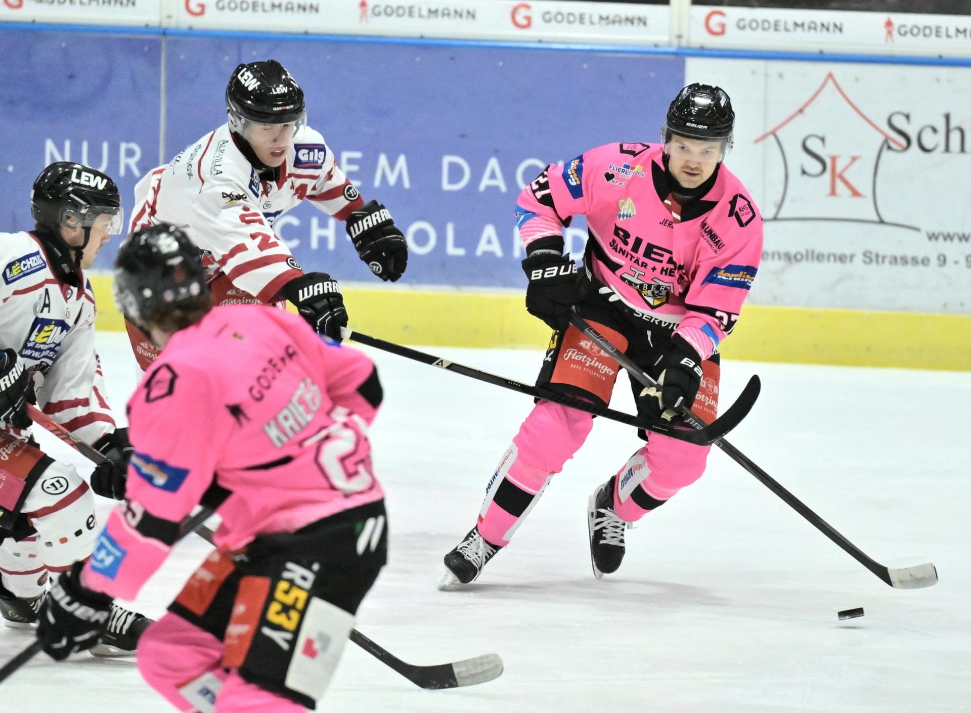 Roberts Baranovskis (rechts) verwandelte den entscheidenden Penalty für den ERSC Amberg. (Bild: Hubert Ziegler)
