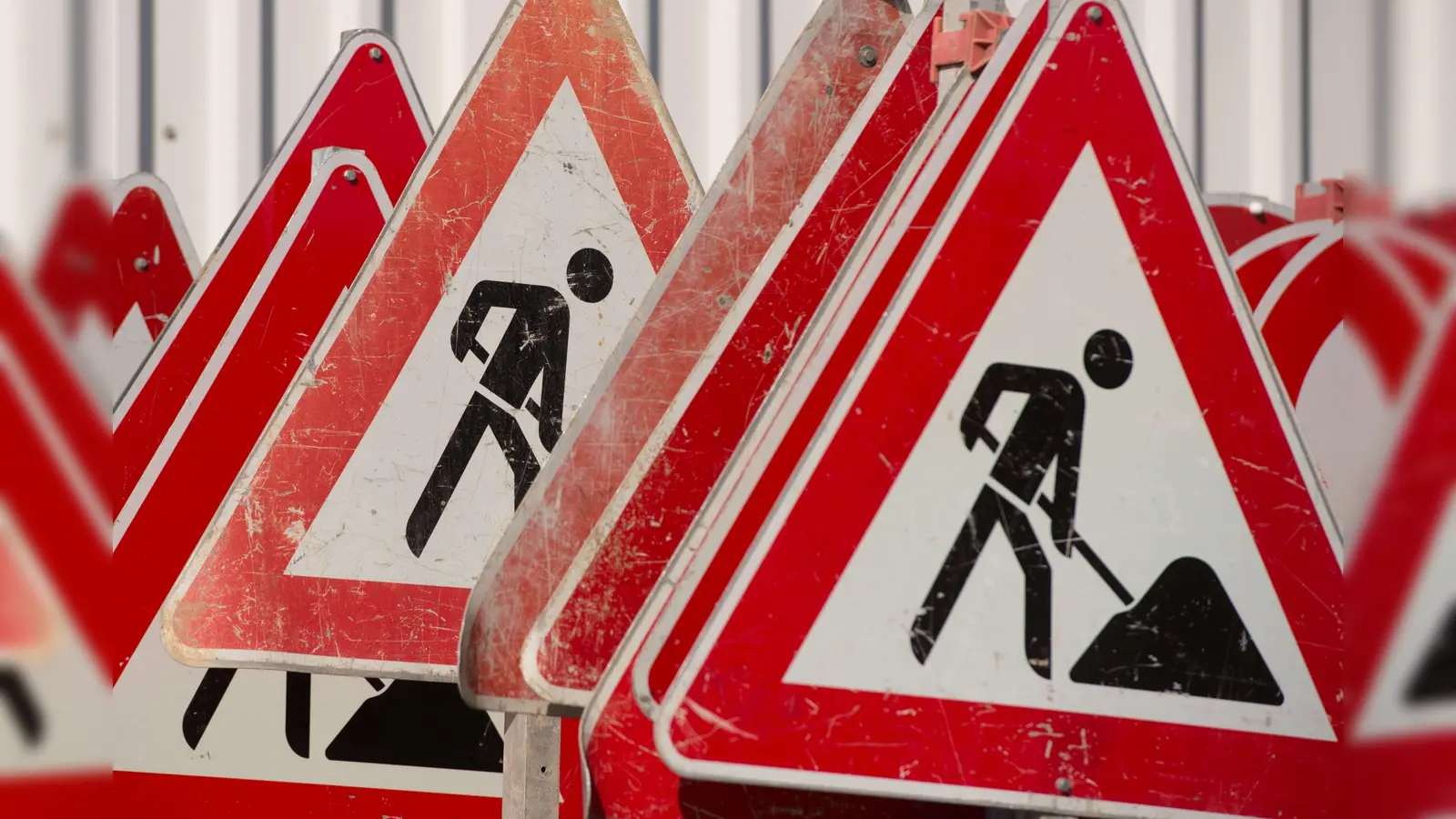 Die Kastler Straße in Amberg wird für drei Tage gesperrt. Grund sind Fräs- und Asphaltierungsarbeiten. (Symbolbild: Sebastian Kahnert/dpa)