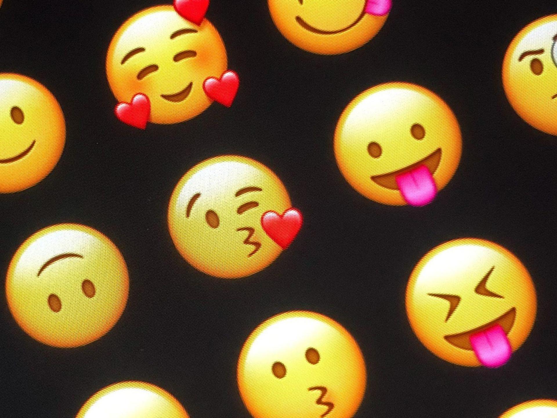 Es gibt schon sehr viele Emojis. Doch es kommen noch immer welche hinzu. (Symbolbild) (Bild: Jörg Carstensen/dpa)