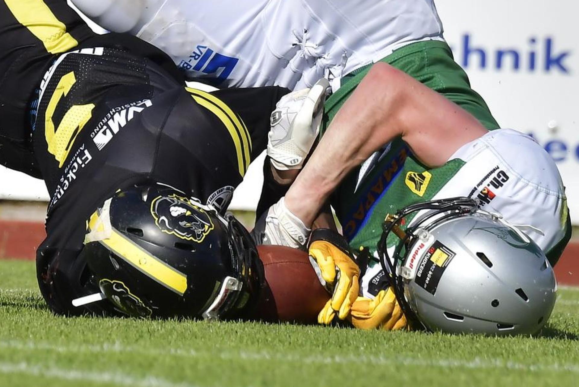 Mit allerletztem Einsatz sicherten sich Amberg Mad Bulldogs (schwarze Trikots) den ersehnten Heimsieg gegen Landsberg X-Press. (Bild: Hubert Ziegler)