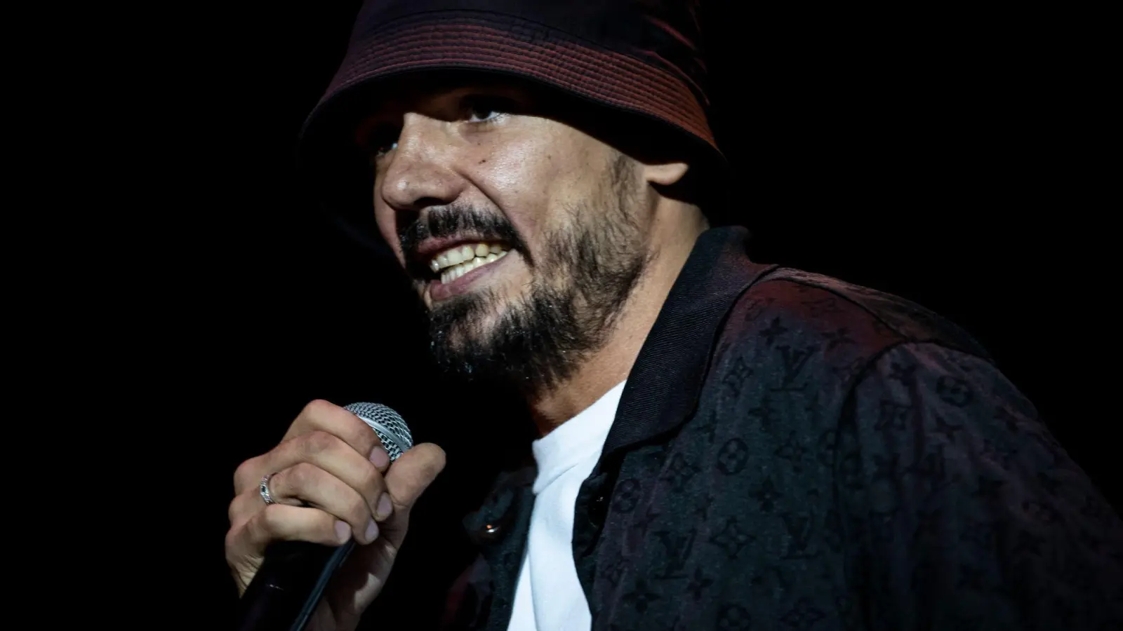 Rapper Capital Bra hat gegen die gemeinsame Glücksspielbehörde der Länder geklagt. (Archivbild)  (Bild: Alexander Prautzsch/dpa-Zentralbild/dpa)