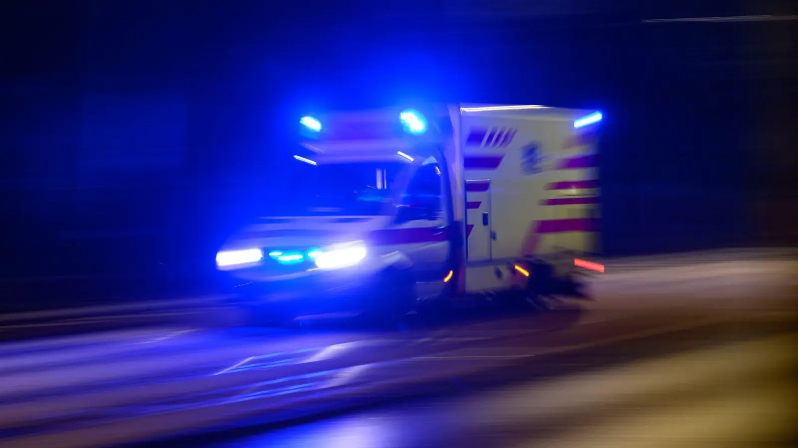 Ein Mann kam mit schweren Verletzungen ins Krankenhaus, ein weiterer mit leichten Verletzungen. (Symbolbild) (Bild: Robert Michael/dpa)