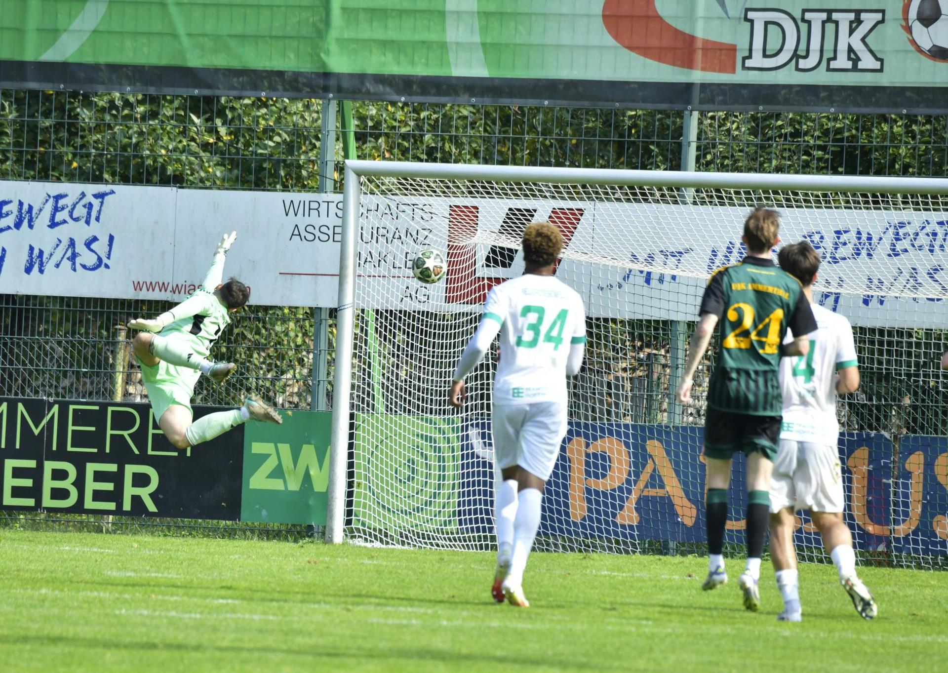 Das war der 1:1-Ausgleich für den TSV Neudrossenfeld durch Kilian Schabe (nicht im Bild), unhaltbar für den Ammerthaler Torhüter und Kapitän Christopher Sommerer (links). <br>DJK Ammerthal - TSV Neudrossenfeld (Bild: Hubert Ziegler)