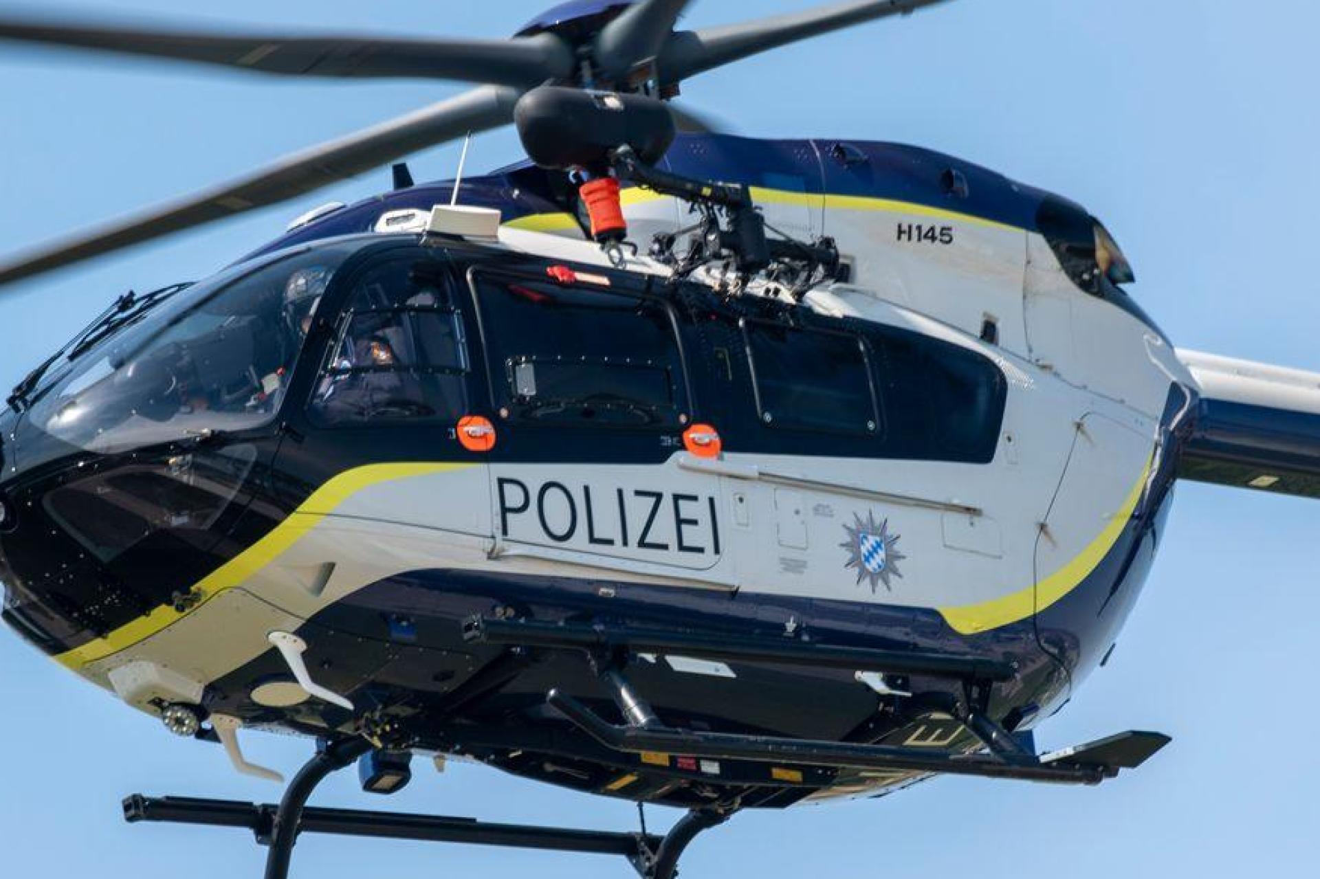 Mit einem Polizeihubschrauber wurde nach einem verschwundenen 15-Jährigen gesucht. (Symbolbild) (Bild: Stefan Puchner/dpa)