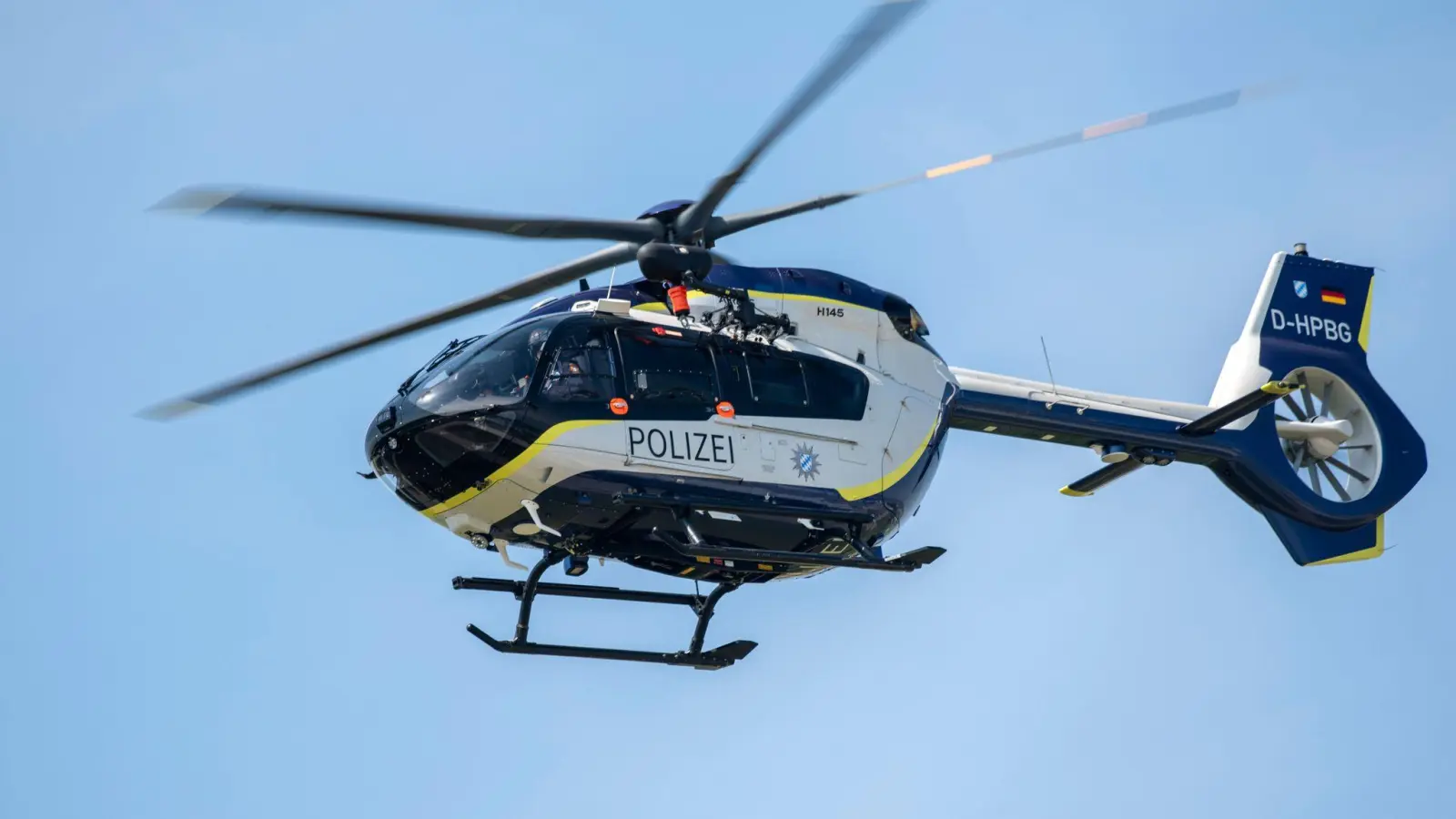 Mit einem Polizeihubschrauber wurde nach einem verschwundenen 15-Jährigen gesucht. (Symbolbild) (Bild: Stefan Puchner/dpa)