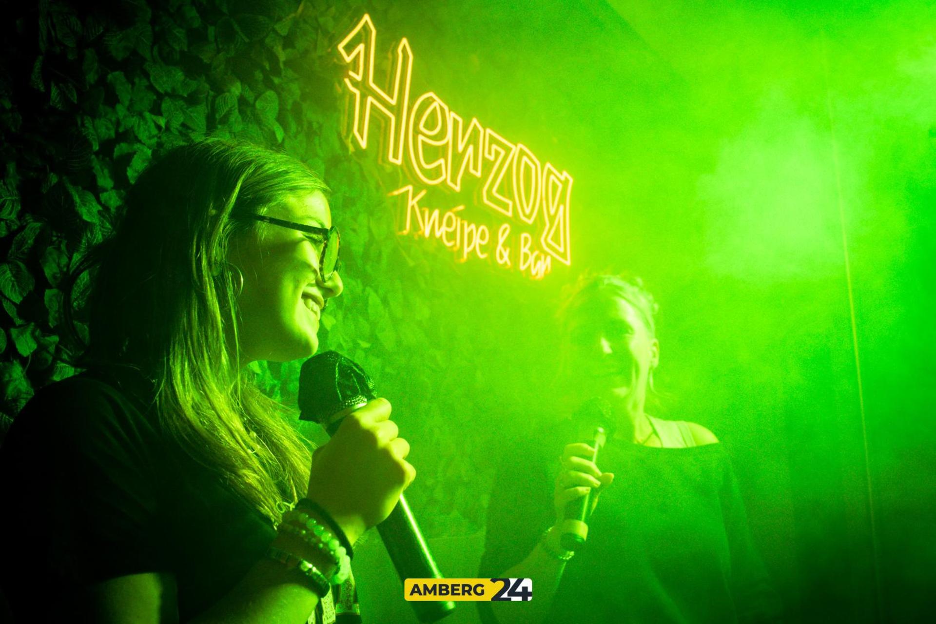 Die Bilder vom Karaoke im Herzog. (Bild: Julia Bär)