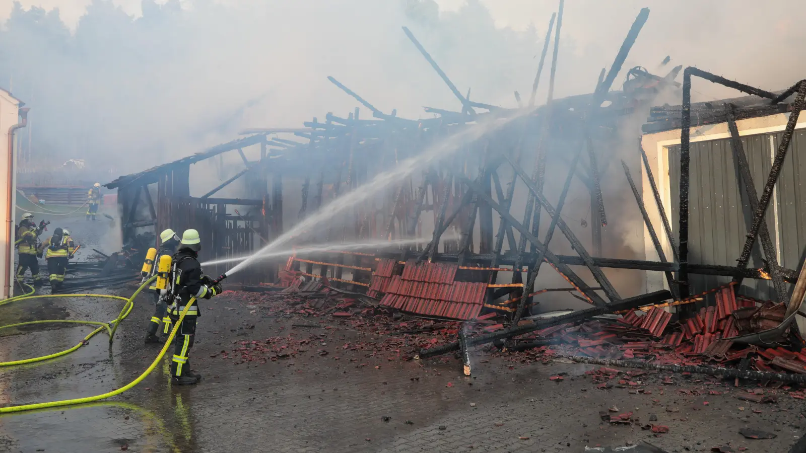 Das Feuer hat die Scheune in Wolfersdorf komplett vernichtet, eine genaue Brandursache lässt sich nicht mehr feststellen.  (Bild: Wolfgang Steinbacher)