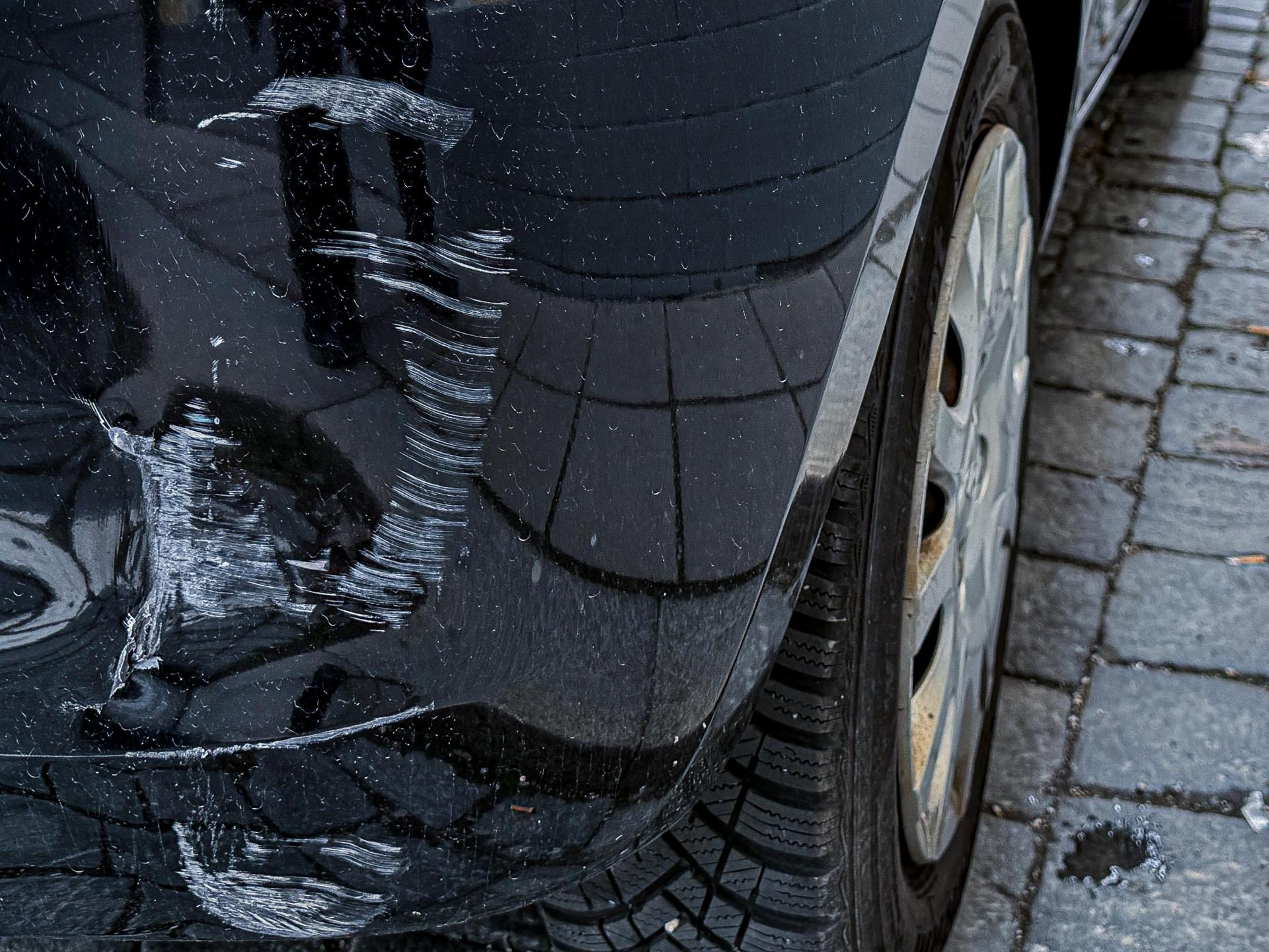 Nach einem Parkplatzunfall in Sulzbach-Rosenberg passen die Schäden an zwei Fahrzeugen laut Polizei nicht zusammen. (Symbolbild: Stephan Huber)