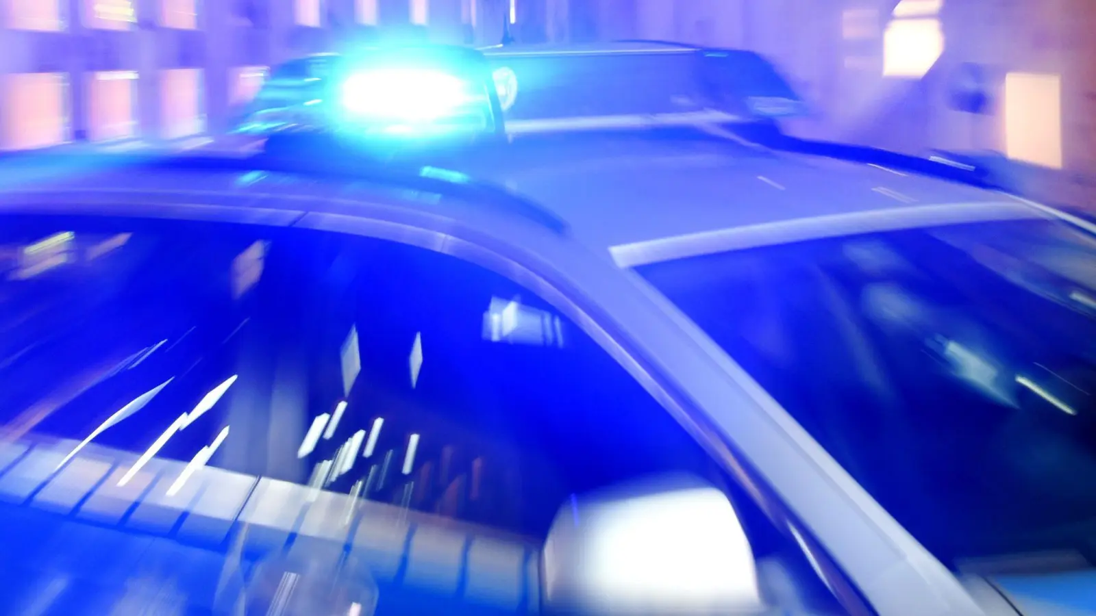 Zwei Verletzte sind das Ergebnis eines Streits und einer folgenden Rangelei auf dem Amberger Marktplatz. Die Polizei hat Ermittlungen gegen die Beteiligten eingeleitet. (Symbolbild: Carsten Rehder/dpa)
