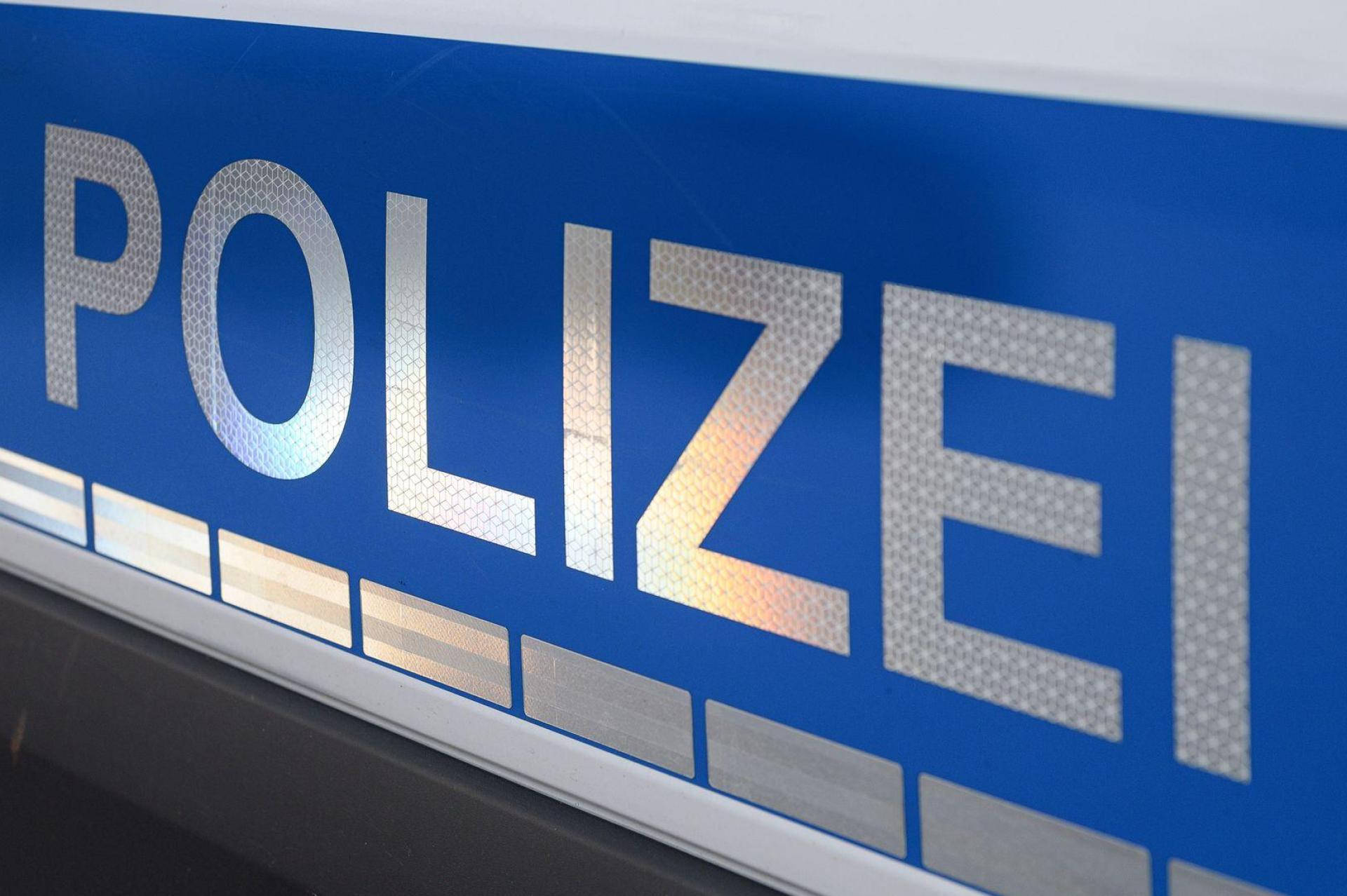 Der 22-Jährige wurde bei dem Vorfall wenige Meter vom Auto mitgeschleift.  (Symbolbild: Daniel Vogl/dpa)