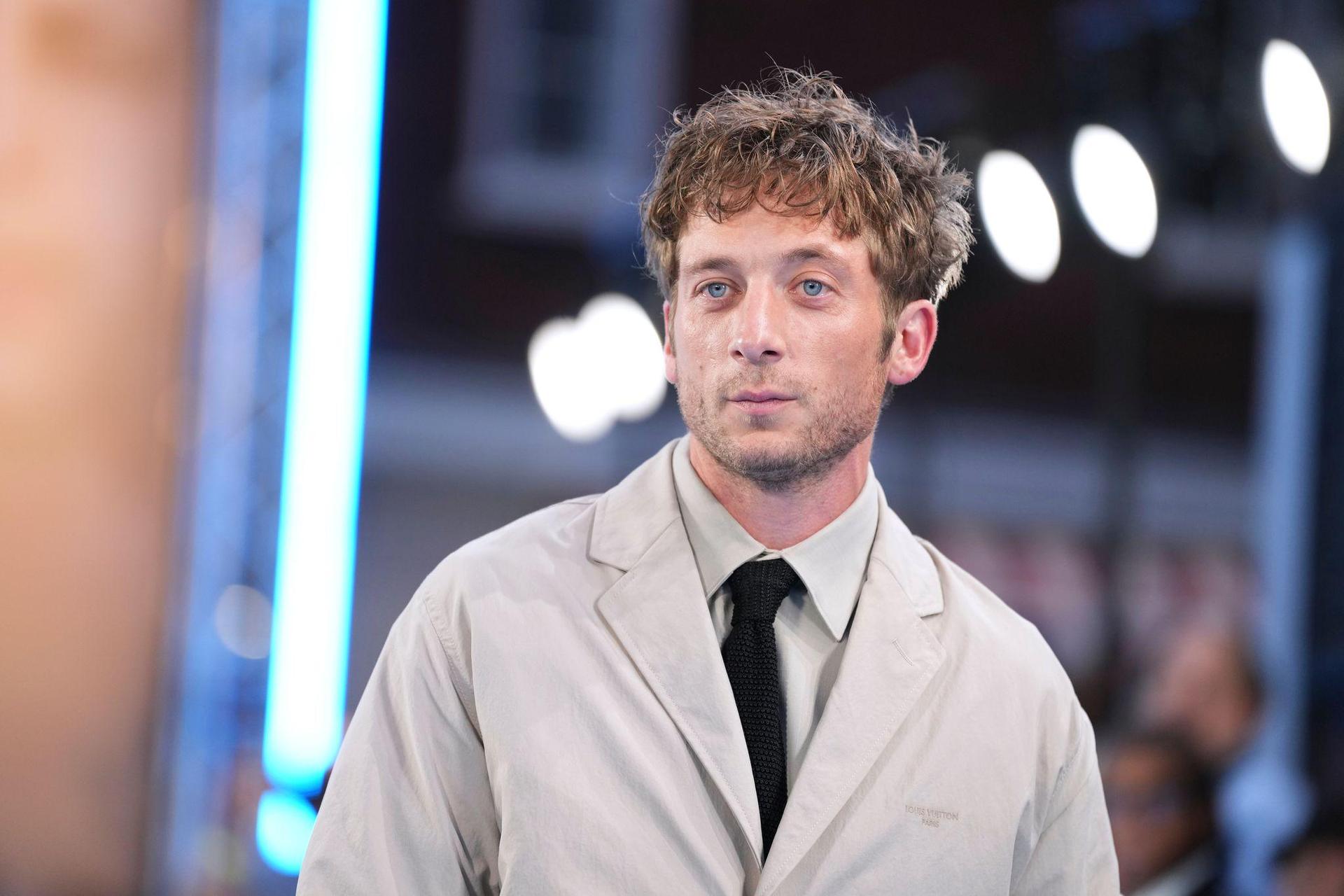 Jeremy Allen White spielt in dem Film einen Journalisten, der unbekannte Details über Facebook ans Licht bringt.  (Bild: Scott A Garfitt/Invision/AP/dpa)