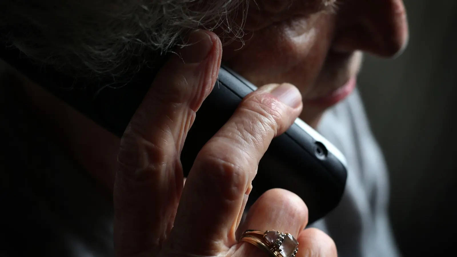 Eine falsche Polizistin meldete sich bei einer 80-Jährigen aus Hahnbach.  (Symbolbild: Karl-Josef Hildenbrand/dpa)