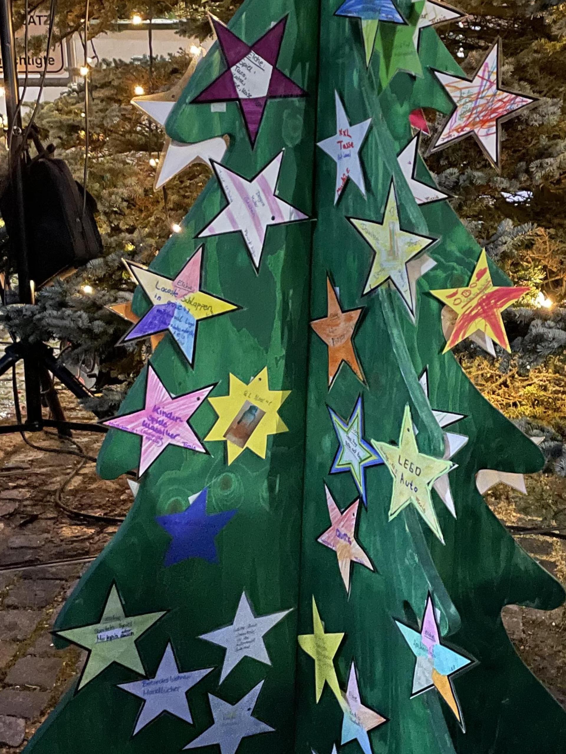 Der Wunschbaum ist demnächst am Adventsmarkt auf der Schanze zu finden: Auf den Papiersternen haben Kinder aus dem Ernst-Naegelsbach-Haus kleine, persönliche Wünsche notiert – und hoffen nun, dass großzügige Menschen ihnen eine Weihnachtsfreude bereiten.  (Archivbild: Helga Kamm)