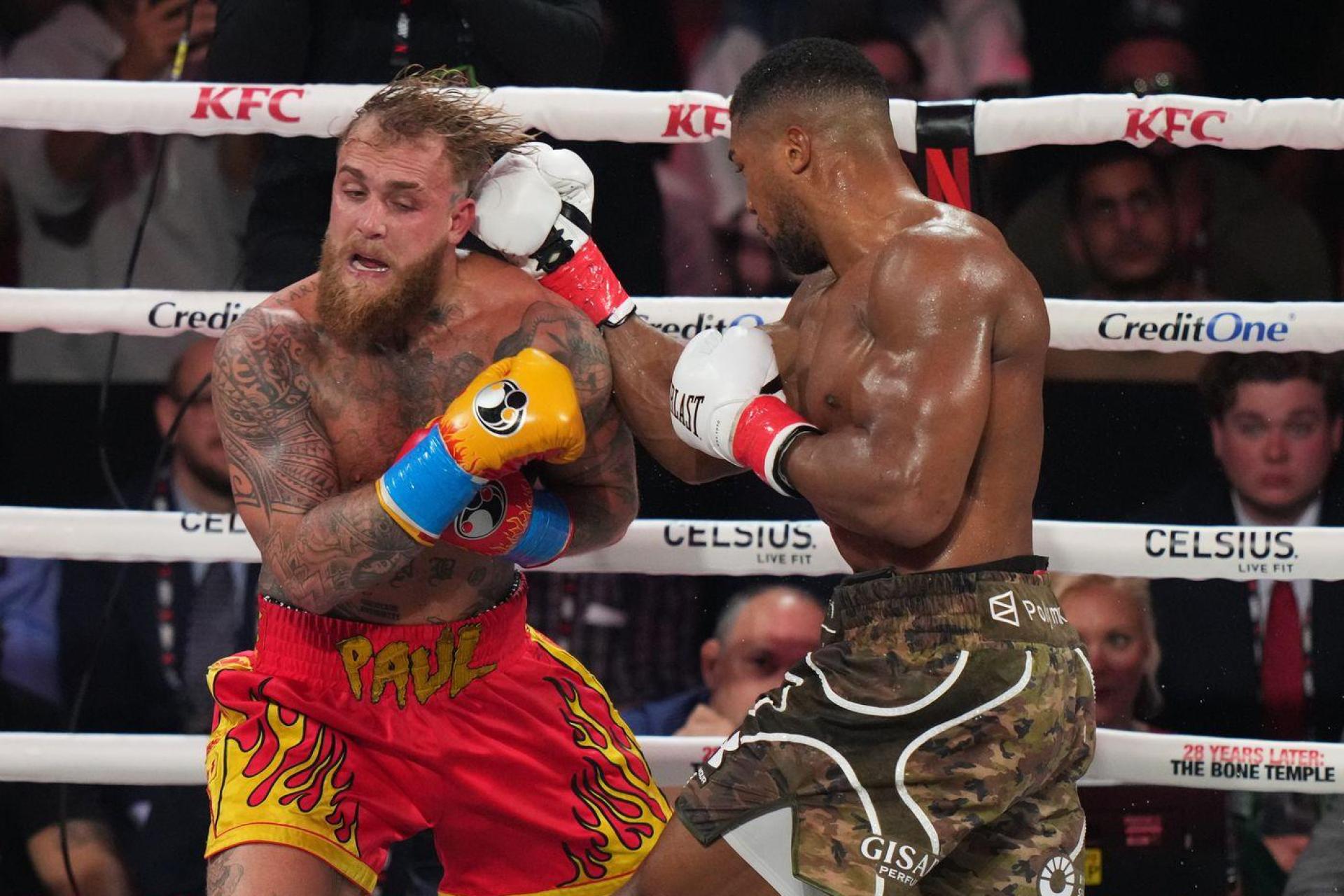 Anthony Joshua gewann das ungleiche Duell gegen Jake Paul. (Bild: Lynne Sladky/AP/dpa)