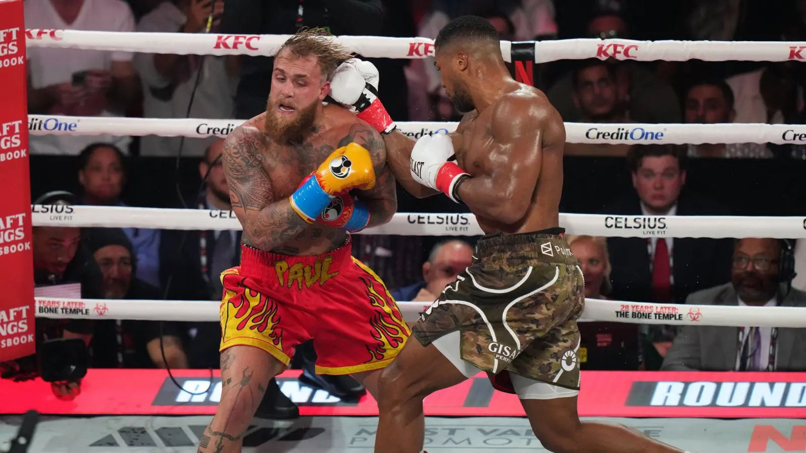 Anthony Joshua gewann das ungleiche Duell gegen Jake Paul. (Bild: Lynne Sladky/AP/dpa)