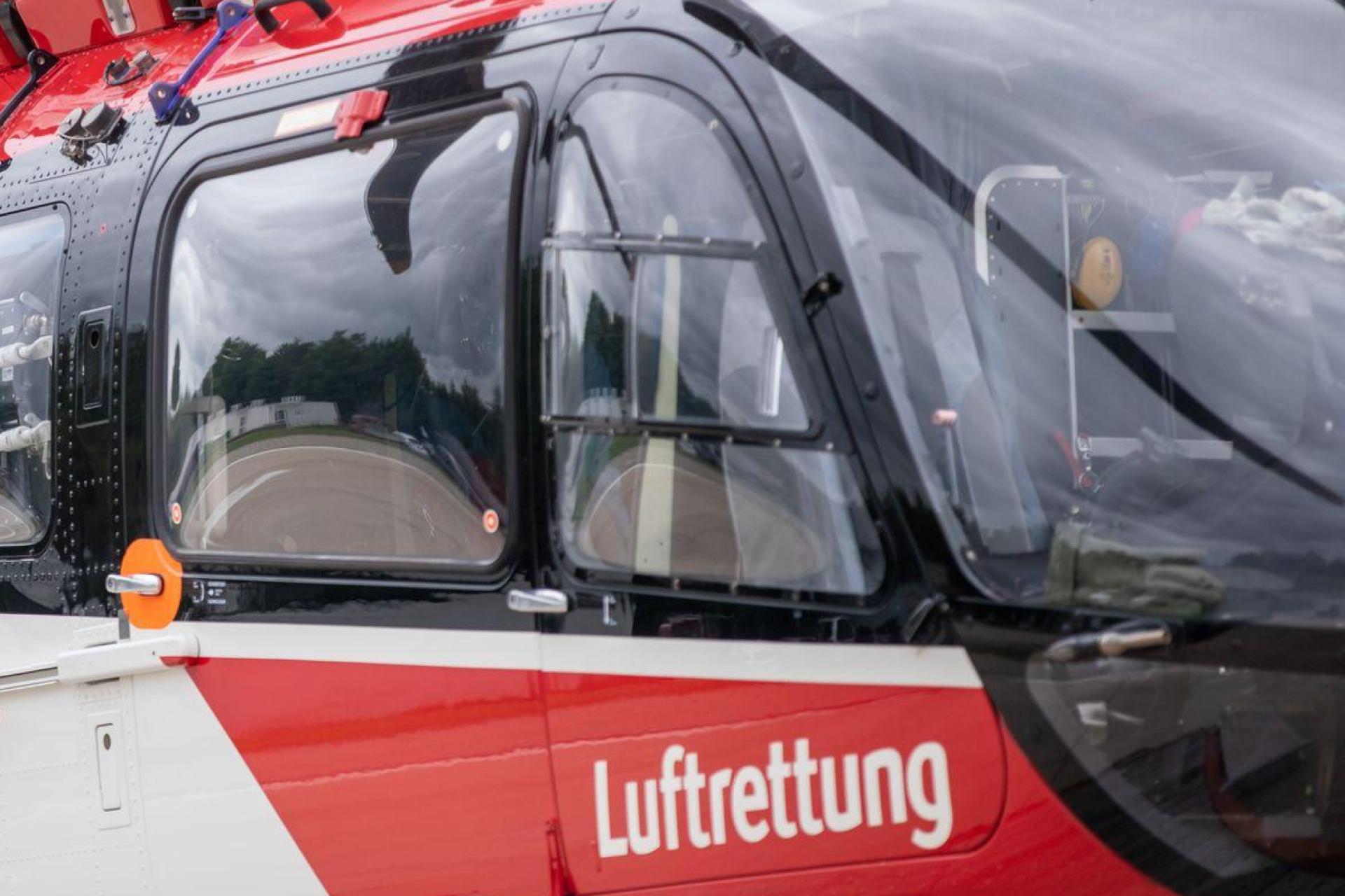 Die Zwölfjährige wurde den Angaben zufolge mit einem Hubschrauber ins Krankenhaus gebracht. (Symbolbild) (Bild: Daniel Karmann/dpa)