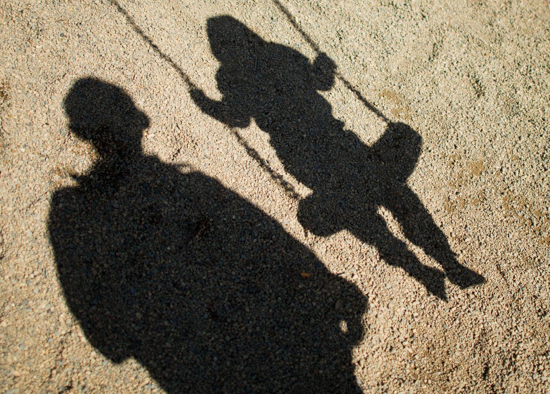 Ein 67-jähriger Mann suchte auf einem Spielplatz in Amberg Kontakt zu Kindern. Die Polizei ermittelt und bittet um Zeugenhinweise. (Symbolbild: Julian Stratenschulte/dpa)