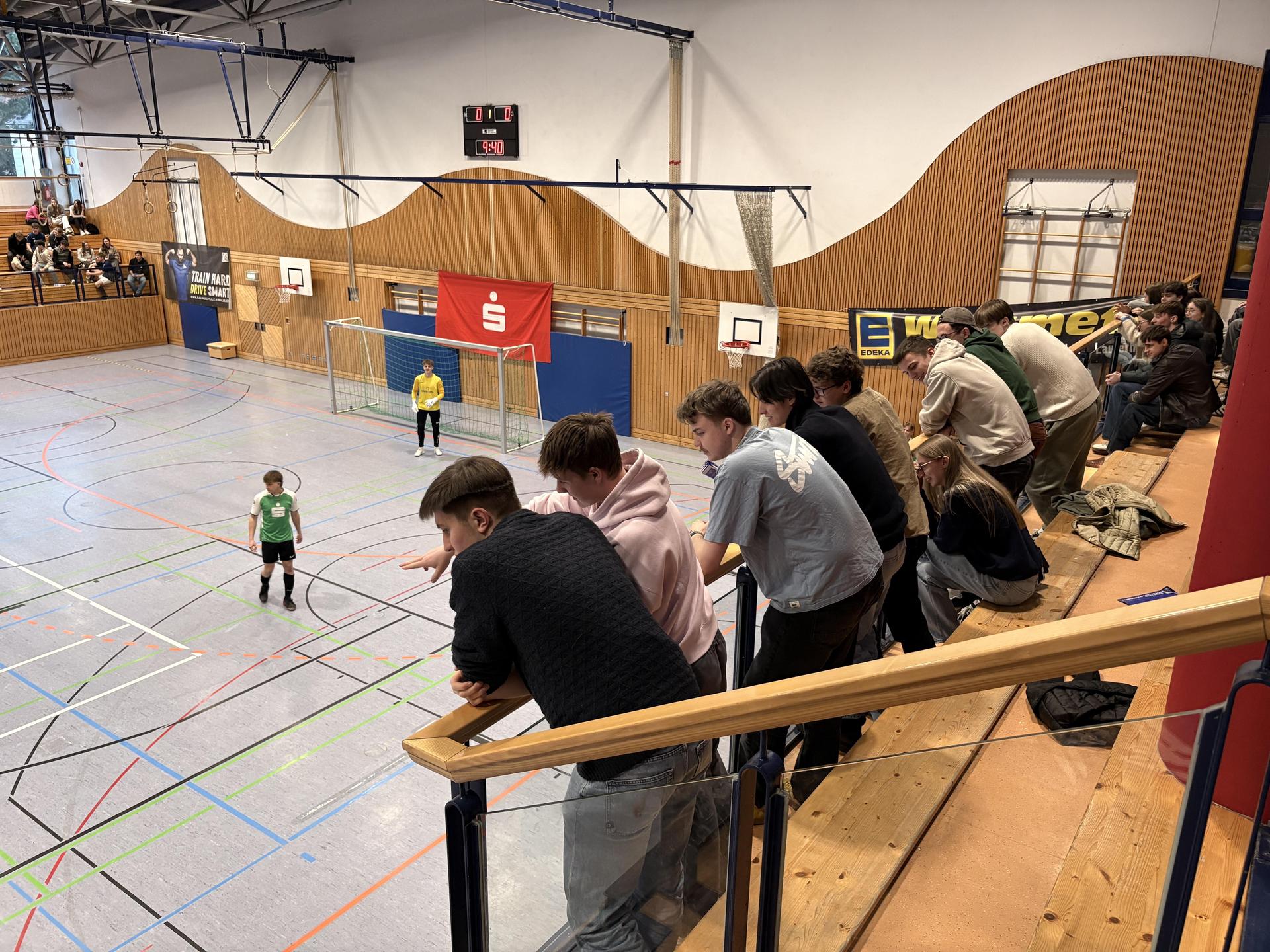 Die Zuschauer sorgten während der Spiele für Stimmung in der Halle. (Bild: Lukas Büchold)