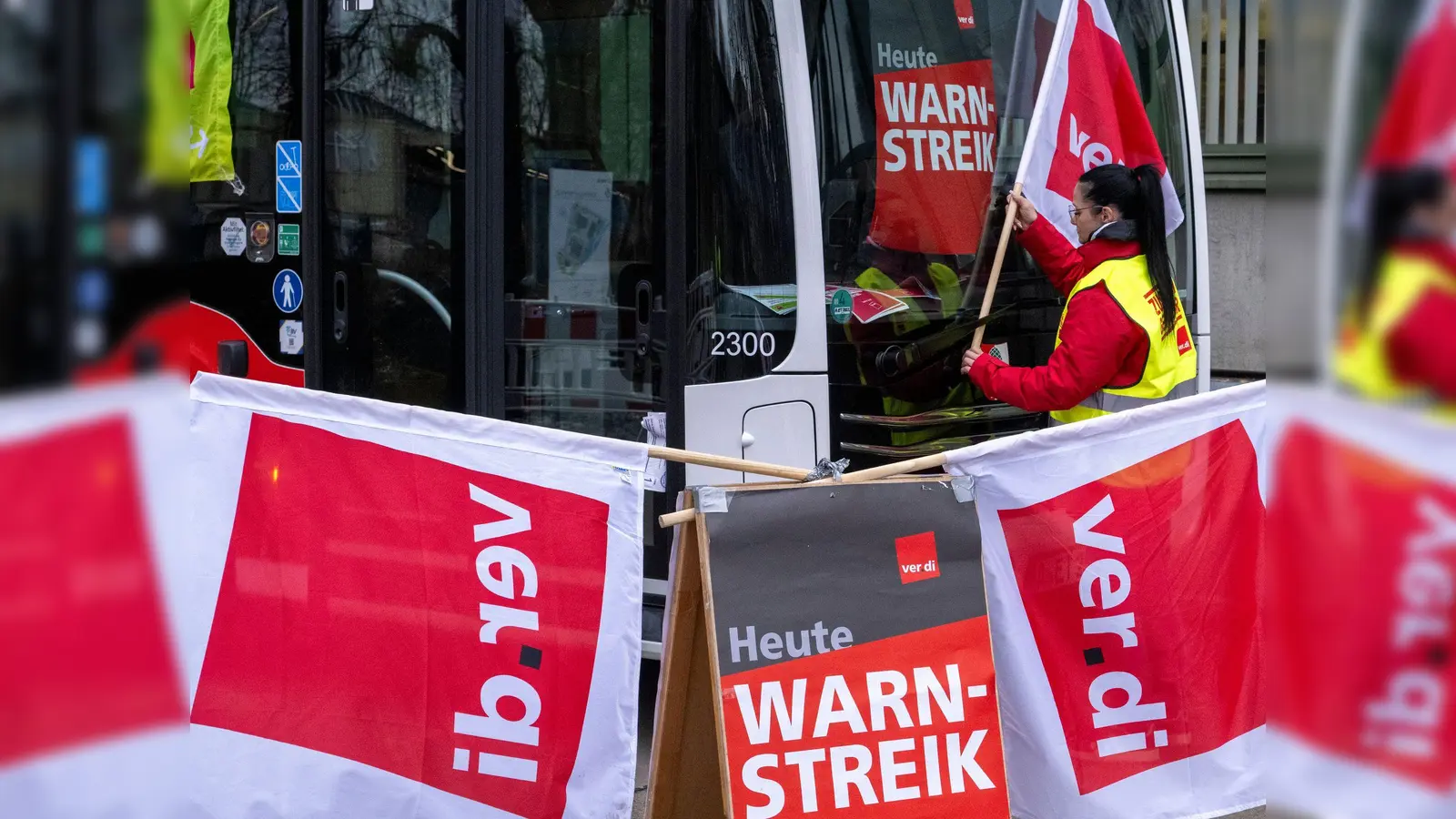 Der ÖPNV in Nürnberg und Augsburg soll bestreikt werden. (Symbolbild: Stefan Puchner/dpa)