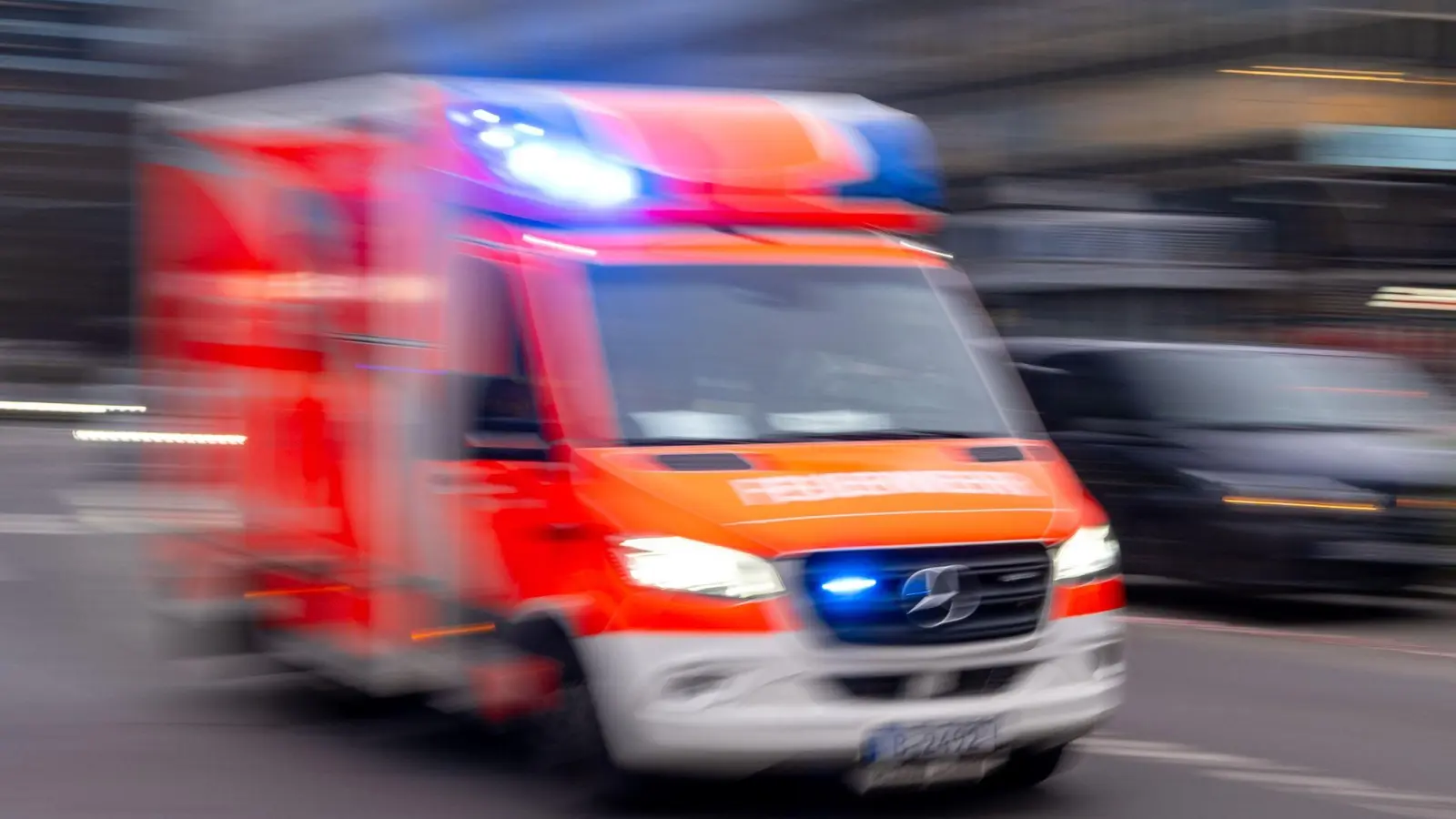 Beim Abbiegen übersieht der 67-jährige Motorradfahrer ein entgegenkommendes Auto. (Symbolbild)  (Bild: Monika Skolimowska/dpa)