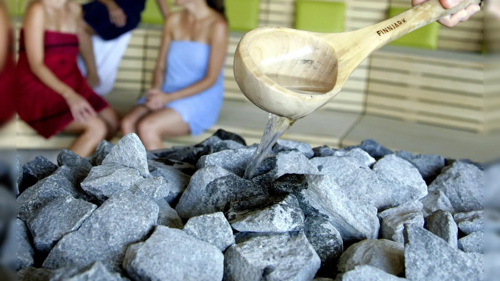 Ein 37-jähriger Nürnberger wird in einer Sauna in Amberg wegen exhibitionistischer Handlungen festgenommen. (Symbolbild: Andreas Gebert/dpa)