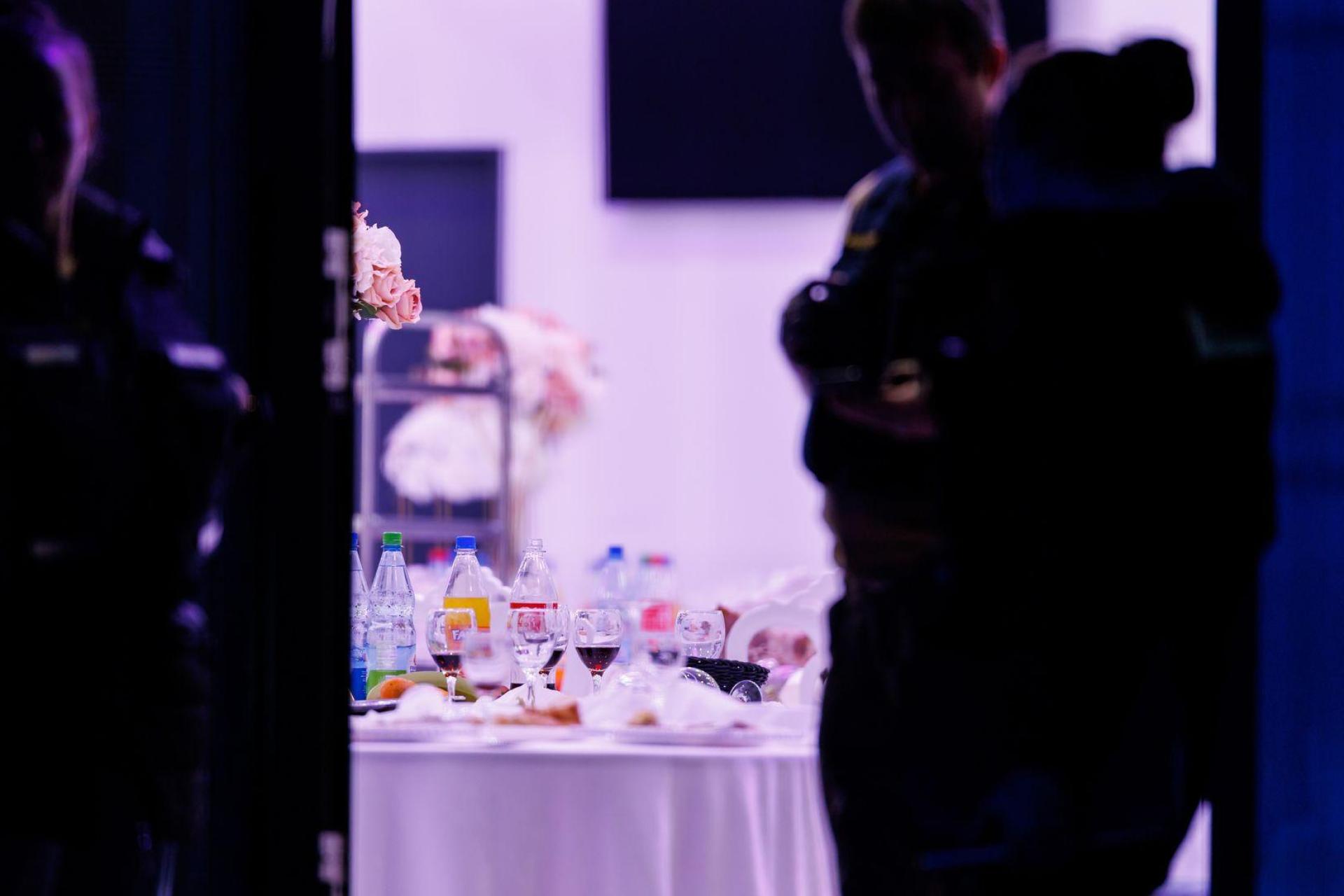 Polizisten stehen vor der Eventlocation der Hochzeit in Fürth, auf der ein Mann getötet wurde.  (Bild: ---/dpa)