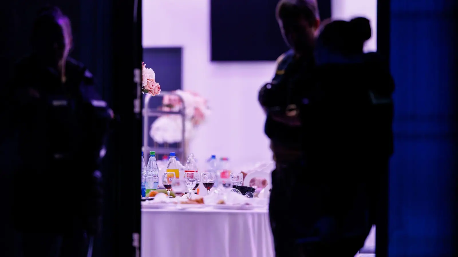 Polizisten stehen vor der Eventlocation der Hochzeit in Fürth, auf der ein Mann getötet wurde.  (Bild: ---/dpa)