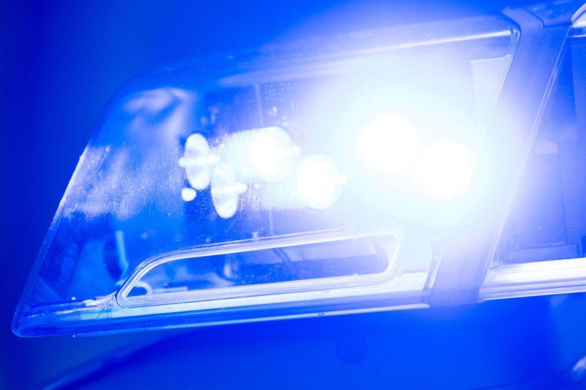 Vier Menschen wurden bei der Auseinandersetzung leicht verletzt. (Symbolbild) (Bild: Lino Mirgeler/dpa)