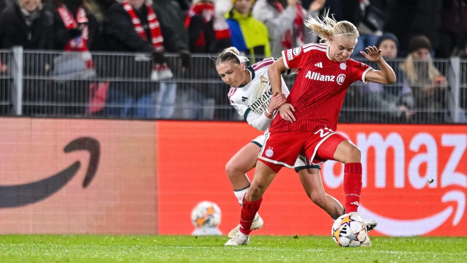 Elisa Senss (l, Real Madrid) in Aktion gegen Pernille Harder (FC Bayern München). (Bild: Harry Langer/dpa)