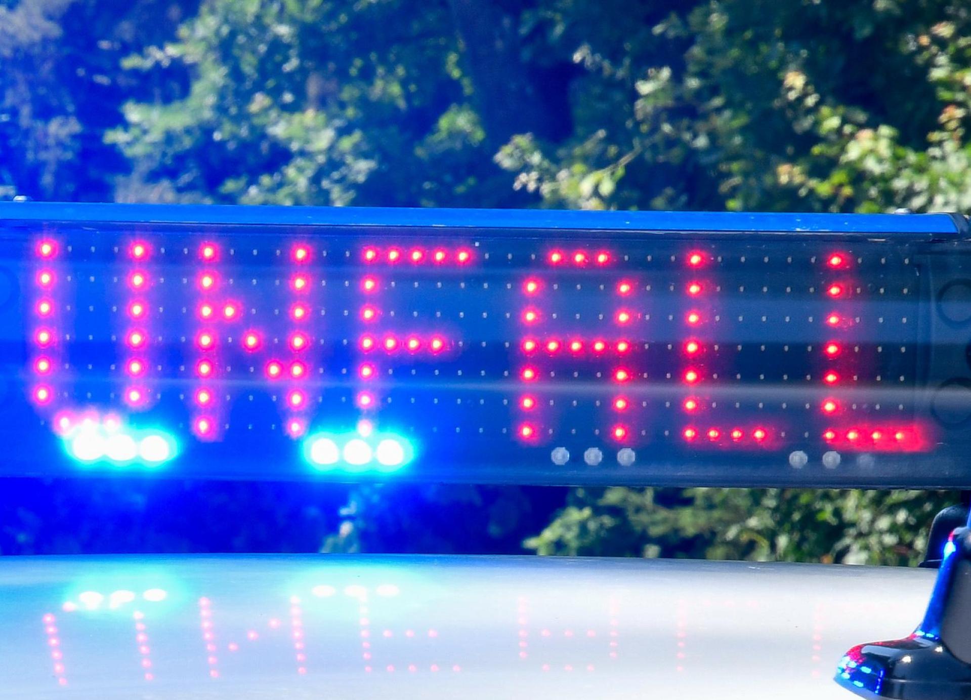 Ein Lastwagen prallte auf der Kreisstraße AM 1 gegen die Leitplanke und kippt um. Der Fahrer blieb unverletzt. (Symbolbild: Petra Hartl)