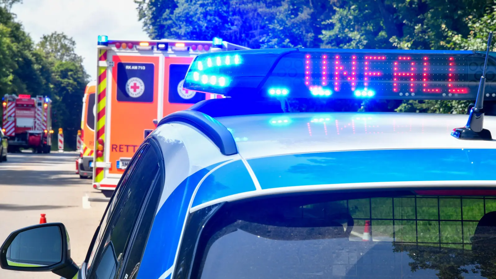 Ein 19-Jähriger schläft am Steuer ein und verursacht einen Unfall auf der B 470 bei Auerbach. Drei Personen werden verletzt. (Symbolbild: Petra Hartl)