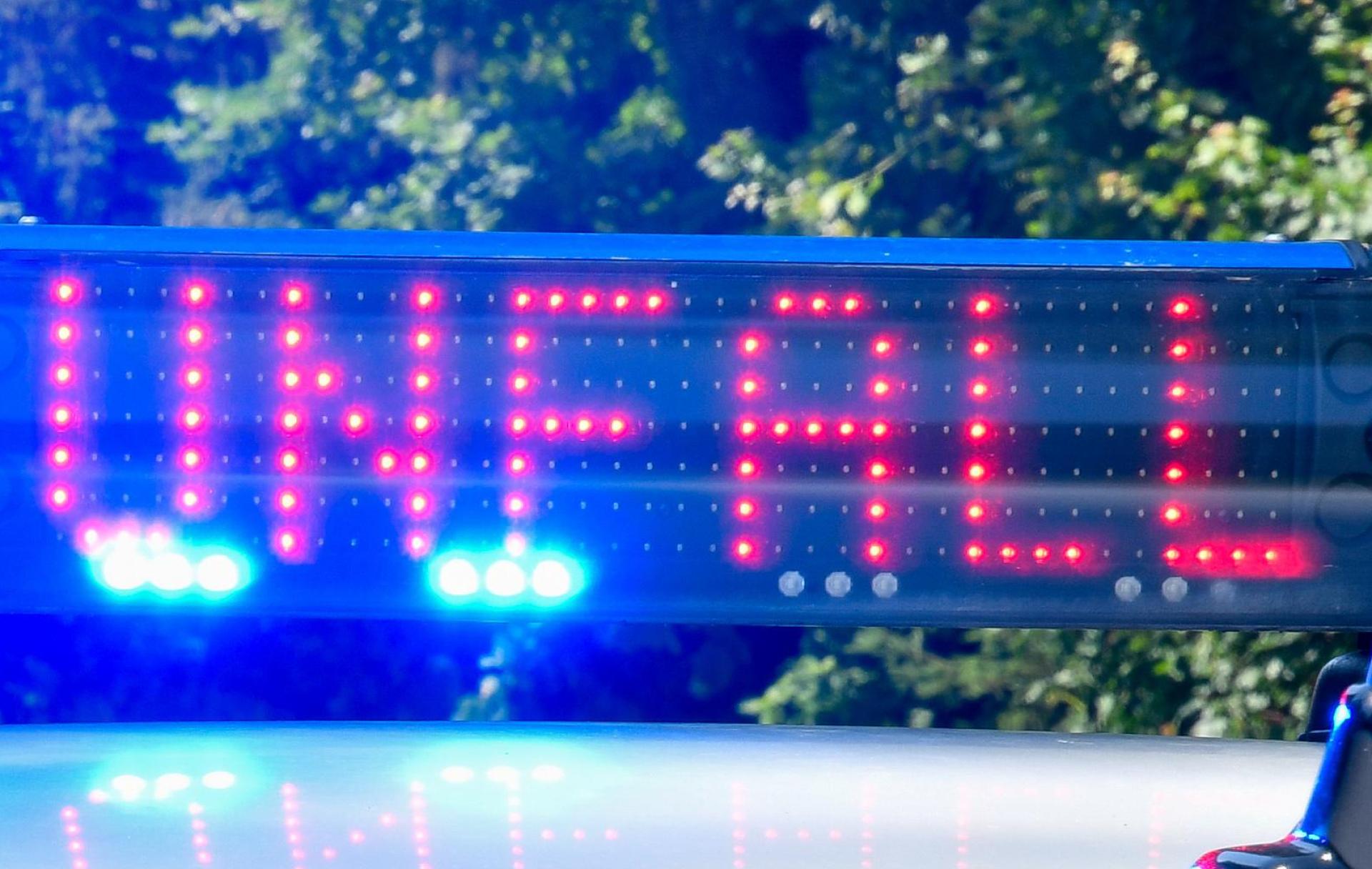 Ein 21-Jähriger verliert in Amberg die Kontrolle über sein Auto und kracht in eine Gartenmauer. Die Polizei ermittelt nun wegen eines verbotenen Autorennens. (Symbolbild: Petra Hartl)