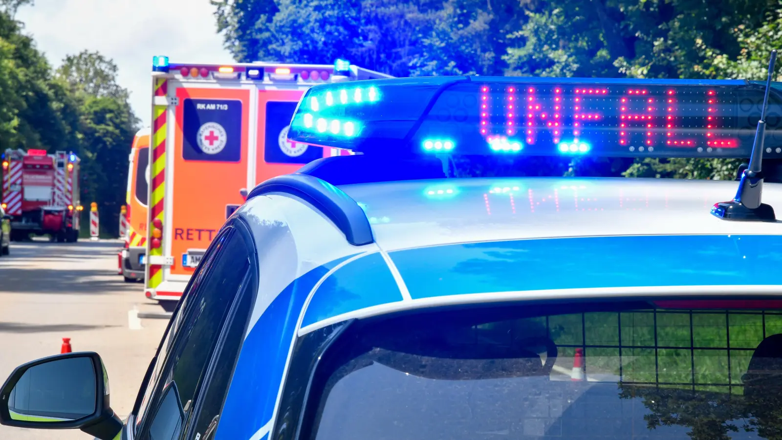 Ein 21-Jähriger verliert in Amberg die Kontrolle über sein Auto und kracht in eine Gartenmauer. Die Polizei ermittelt nun wegen eines verbotenen Autorennens. (Symbolbild: Petra Hartl)