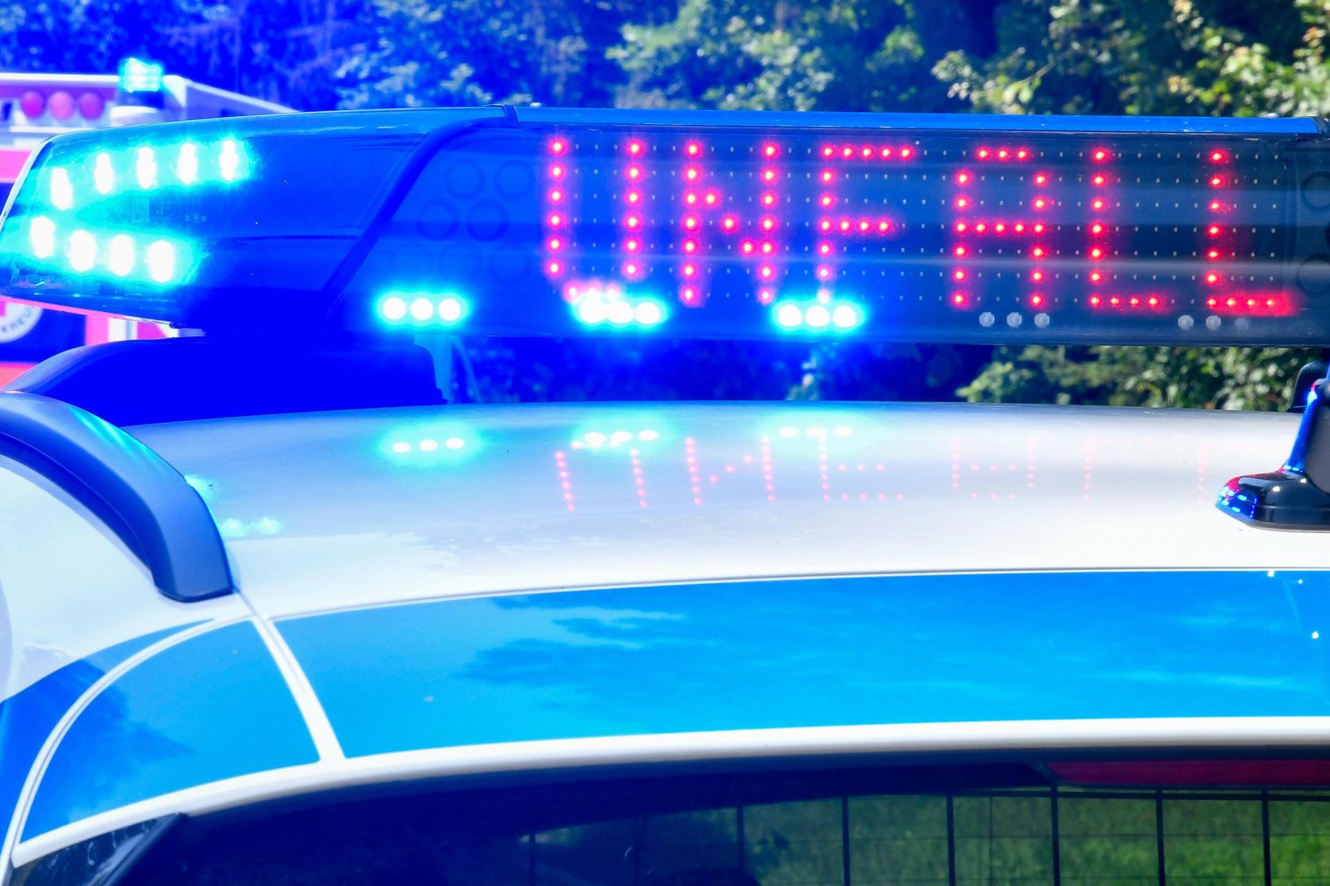 Ein 26-Jähriger kollidiert bei Vilseck mit einem geparkten Lkw. Der Mann erlitt dabei schwere Verletzungen. (Symbolbild: Petra Hartl)