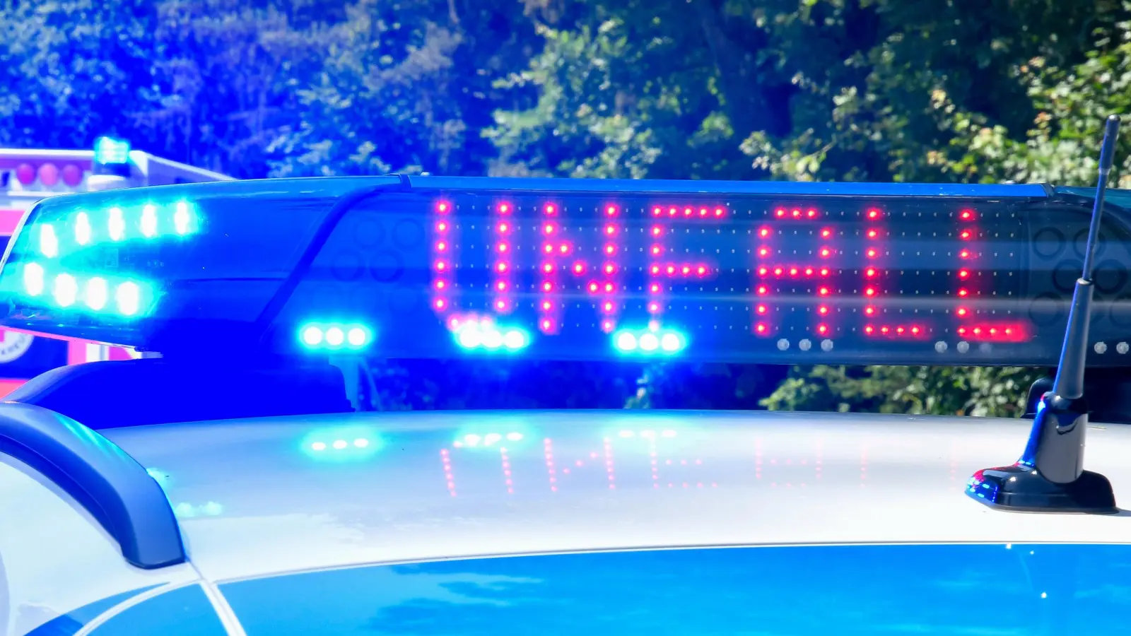 In Cham kollidiert ein Microcar mit einem BMW und überschlägt sich. Drei Jugendliche werden verletzt. (Symbolbild: Petra Hartl)