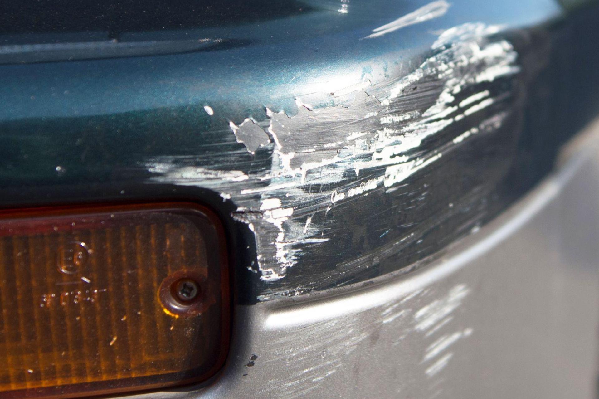 In Amberg kam es zu einer Unfallflucht mit Sachschaden. Die Polizei sucht Zeugen. (Symbolbild: Arno Burgi/dpa)