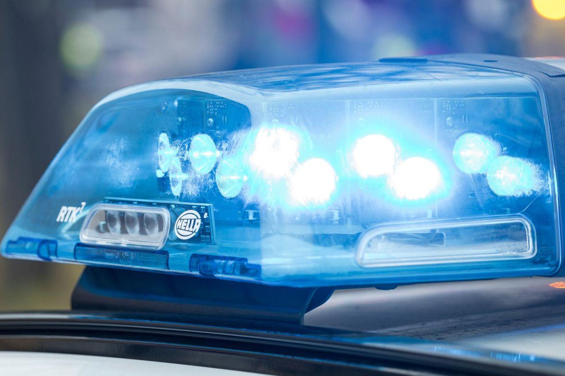 Ein geparkter Suzuki wurde in Amberg angefahren und beschädigt.  (Symbolbild: Daniel Vogl/dpa)