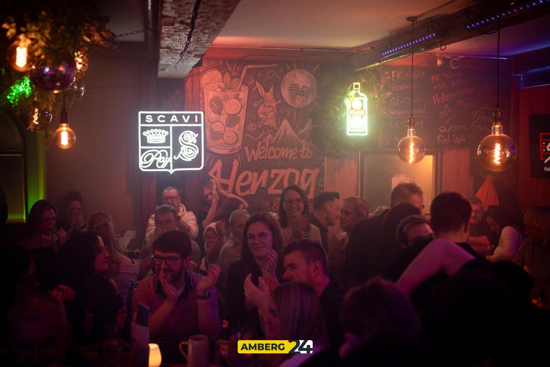 Die Bilder vom Karaoke im Herzog. (Bild: Julia Bär)