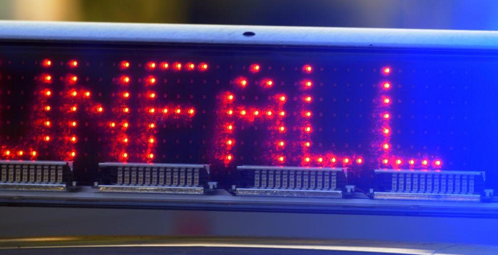 Die B 20 bei Cham ist nach einem Unfall mit mehreren Fahrzeugen gesperrt.  (Symbolbild: Stefan Puchner/dpa)