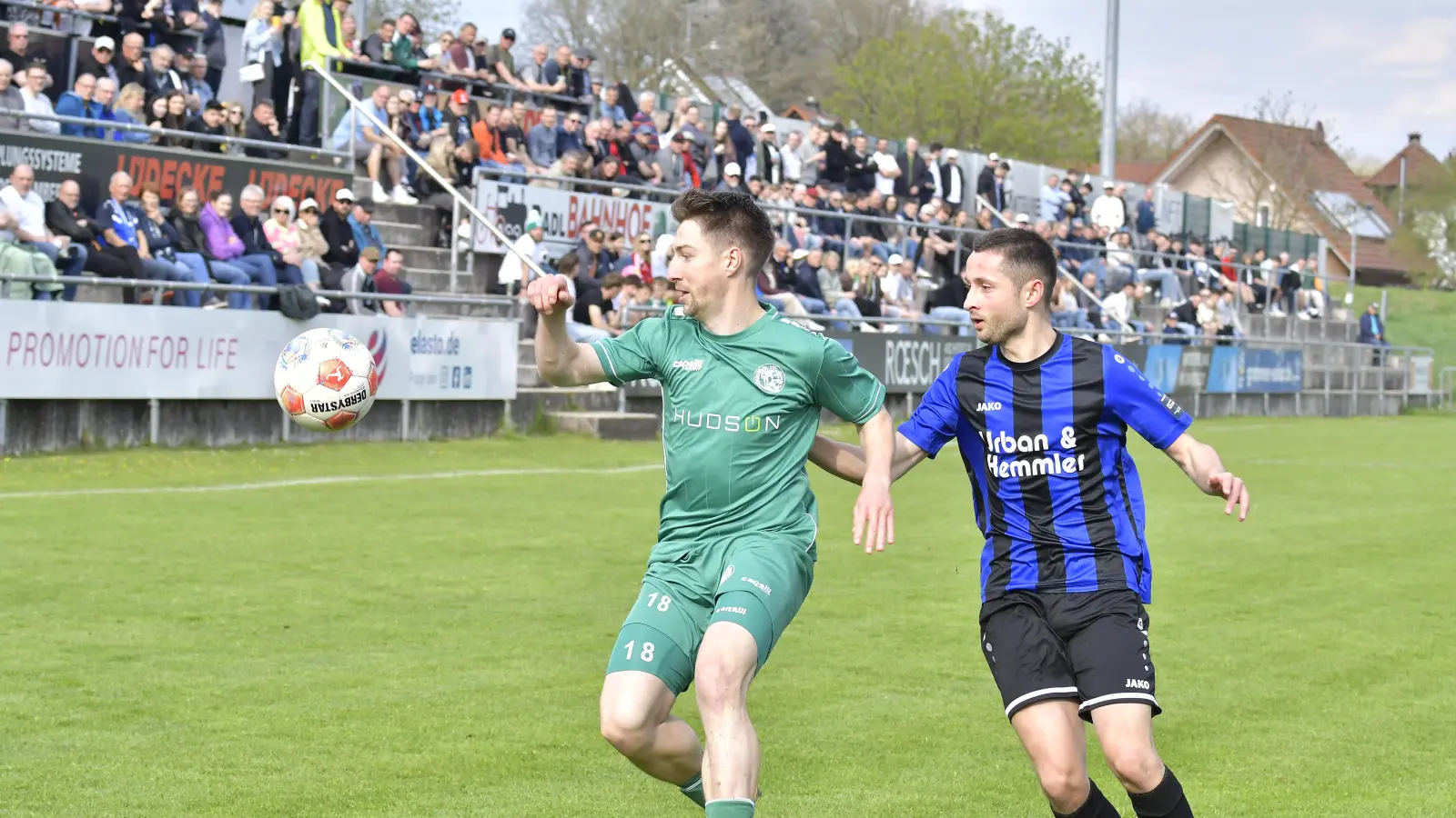 André Klahn (links) und die DJK Gebenbach treffen mit der SpVgg SV Weiden (im Bild Moritz Zeitler) in der Bayernliga Nord wieder auf die DJK Ammerthal. (Bild: Hubert Ziegler)
