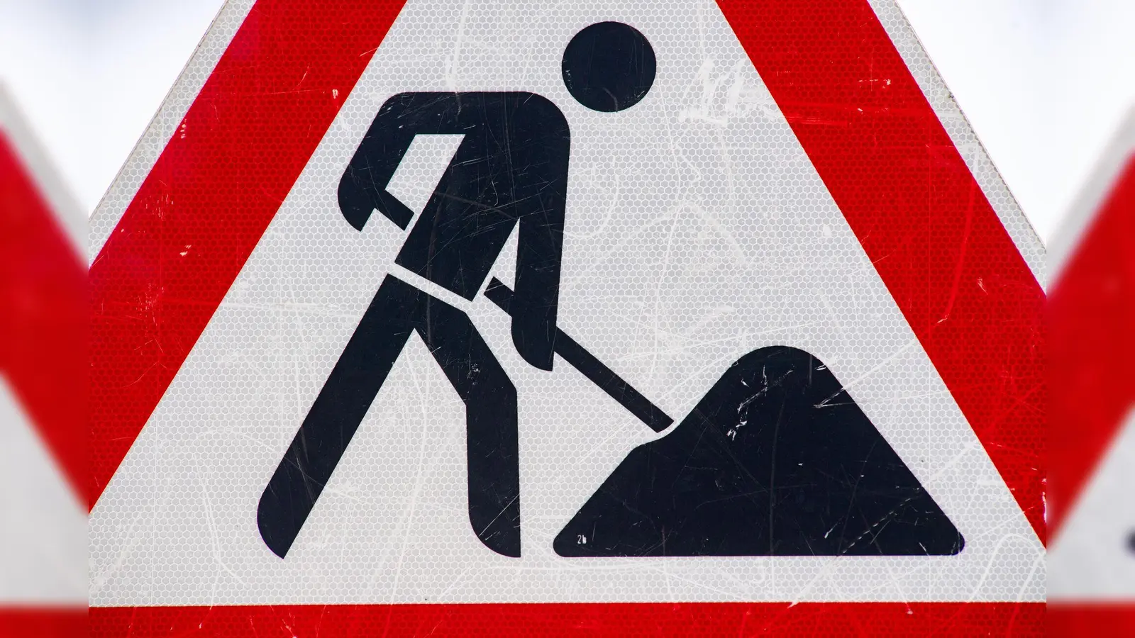 Die Glückaufstraße in Sulzbach-Rosenberg wird am Dienstag, 14. Oktober, gesperrt.  (Symbolbild: Stefan Sauer/dpa)