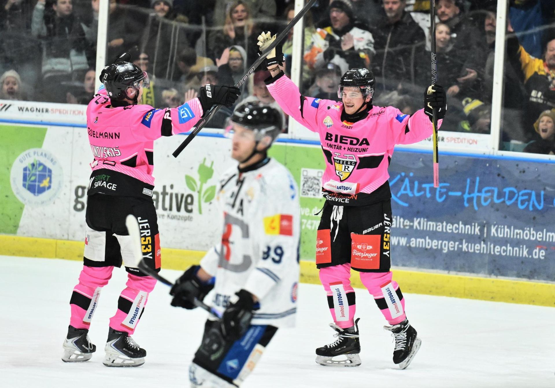 Roberts Baranovskis (links) vom ERSC Amberg jubelt mit Lukas Salinger (rechts). Auch am Wochenende möchte man bei den Wild Lions feiern.  (Bild: Hubert Ziegler)