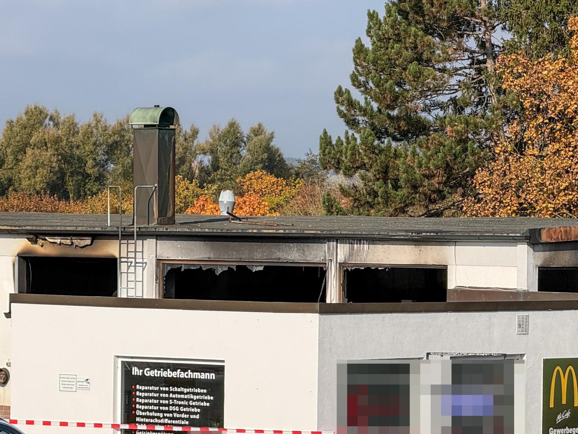 Nach dem Feuer in einer Autowerkstatt an der Kümmersbrucker Straße muss diese aus Sicherheitsgründen verengt werden, teilt die Stadt mit. (Bild: Petra Hartl)