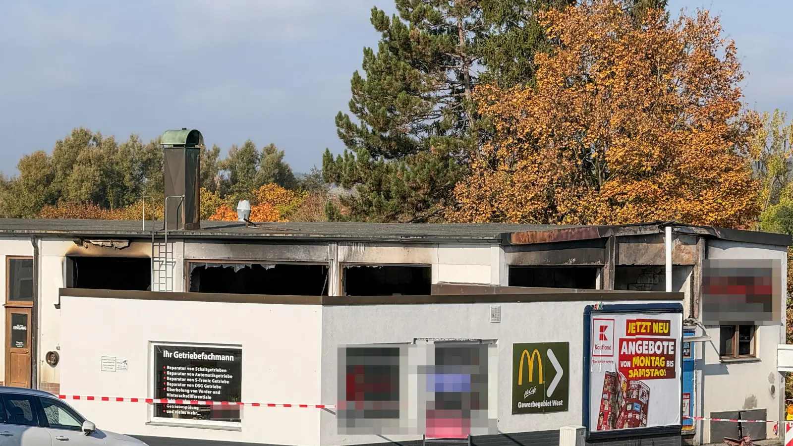 Nach dem Feuer in einer Autowerkstatt an der Kümmersbrucker Straße muss diese aus Sicherheitsgründen verengt werden, teilt die Stadt mit. (Bild: Petra Hartl)