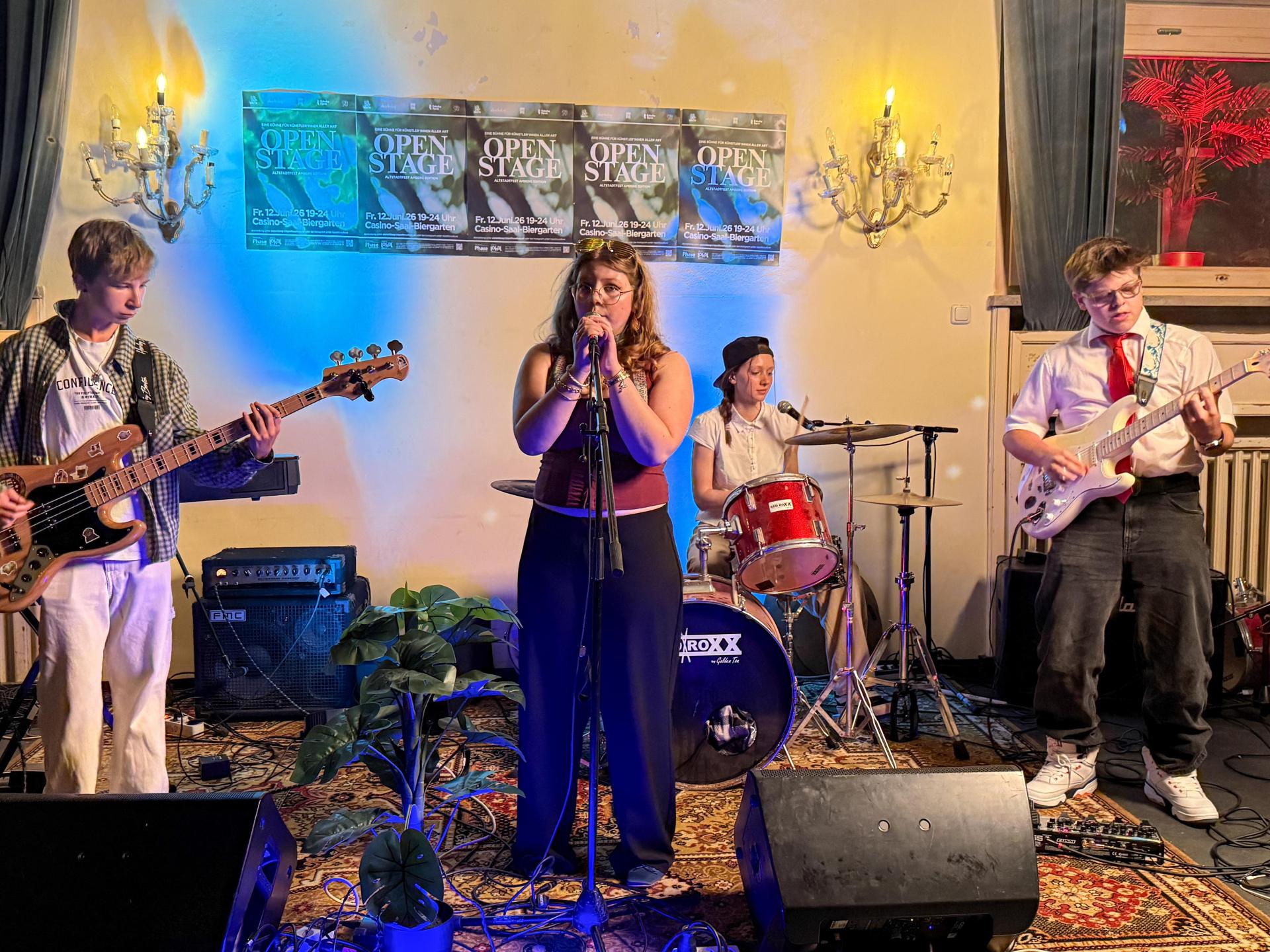 Das 50. Altstadtfest in Amberg am Freitagabend. Casino-Saal-Biergarten. Open Stage L.E.A.P. (Bild: Petra Hartl)