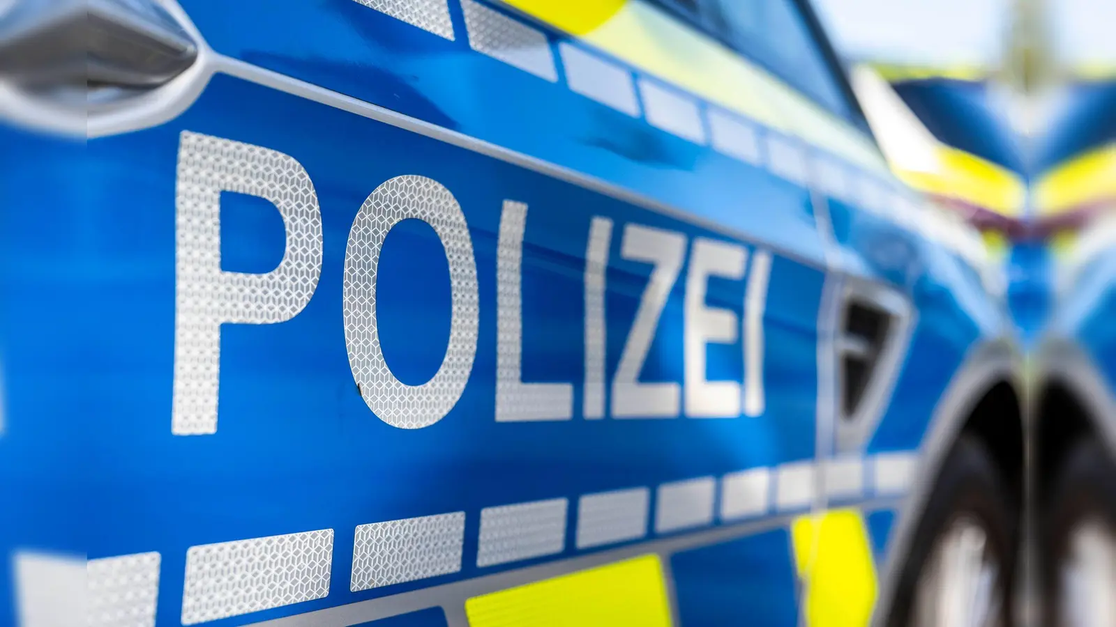 In Bayern häufen sich Pkw-Aufbrüche auf Friedhofsparkplätzen. Die Polizei warnt vor Dieben und gibt Sicherheitstipps. (Symbolbild: David Inderlied/dpa)