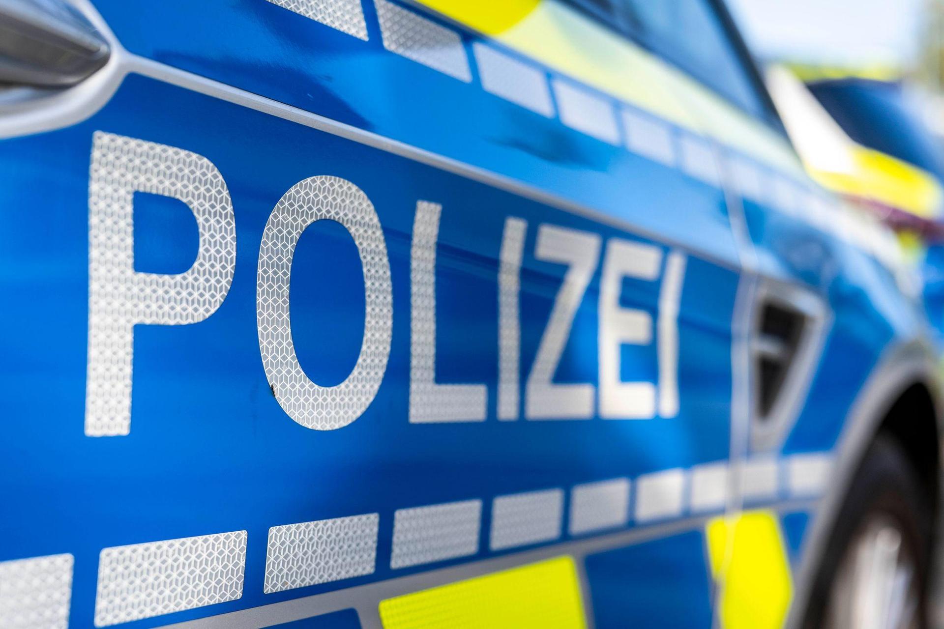 Mit mehr als 1,5 Promille hat sich ein 50-jähriger Radfahrer in Amberg auf den Heimweg vom Bergfest gemacht und ist gestürzt. (Symbolbild: David Inderlied/dpa)